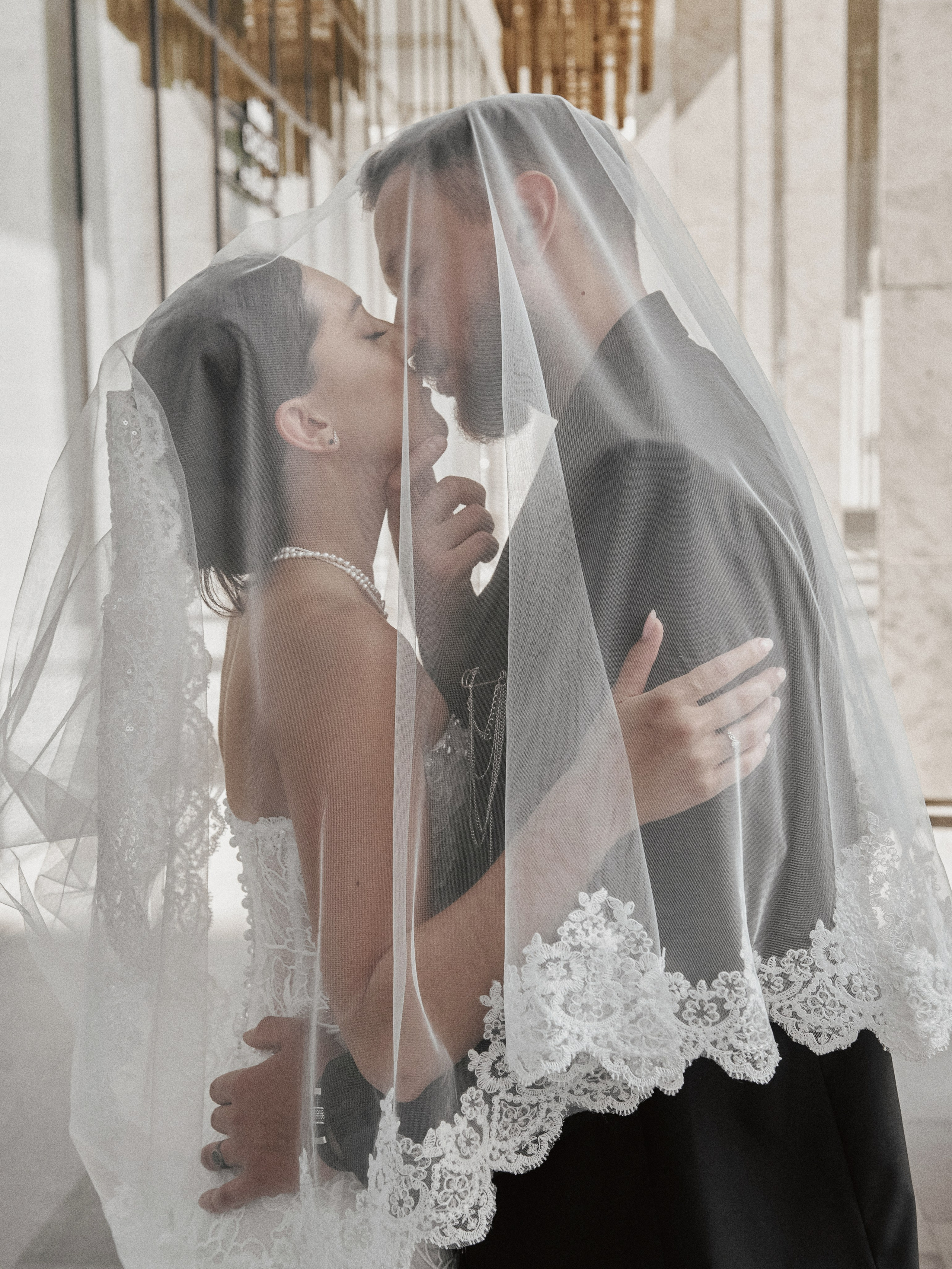 Жених впервые видит невесту, трогательные эмоции, репортажная свадебная фотосъёмка