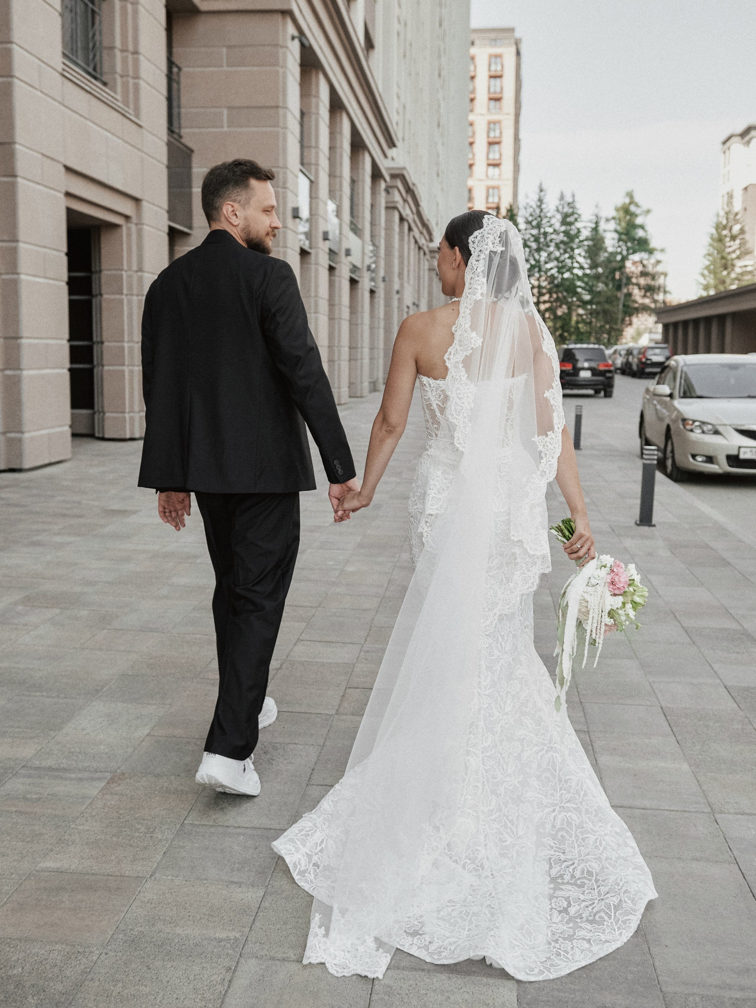 Невеста на утренних сборах у окна, естественный свет, свадебный фотограф Новосибирск