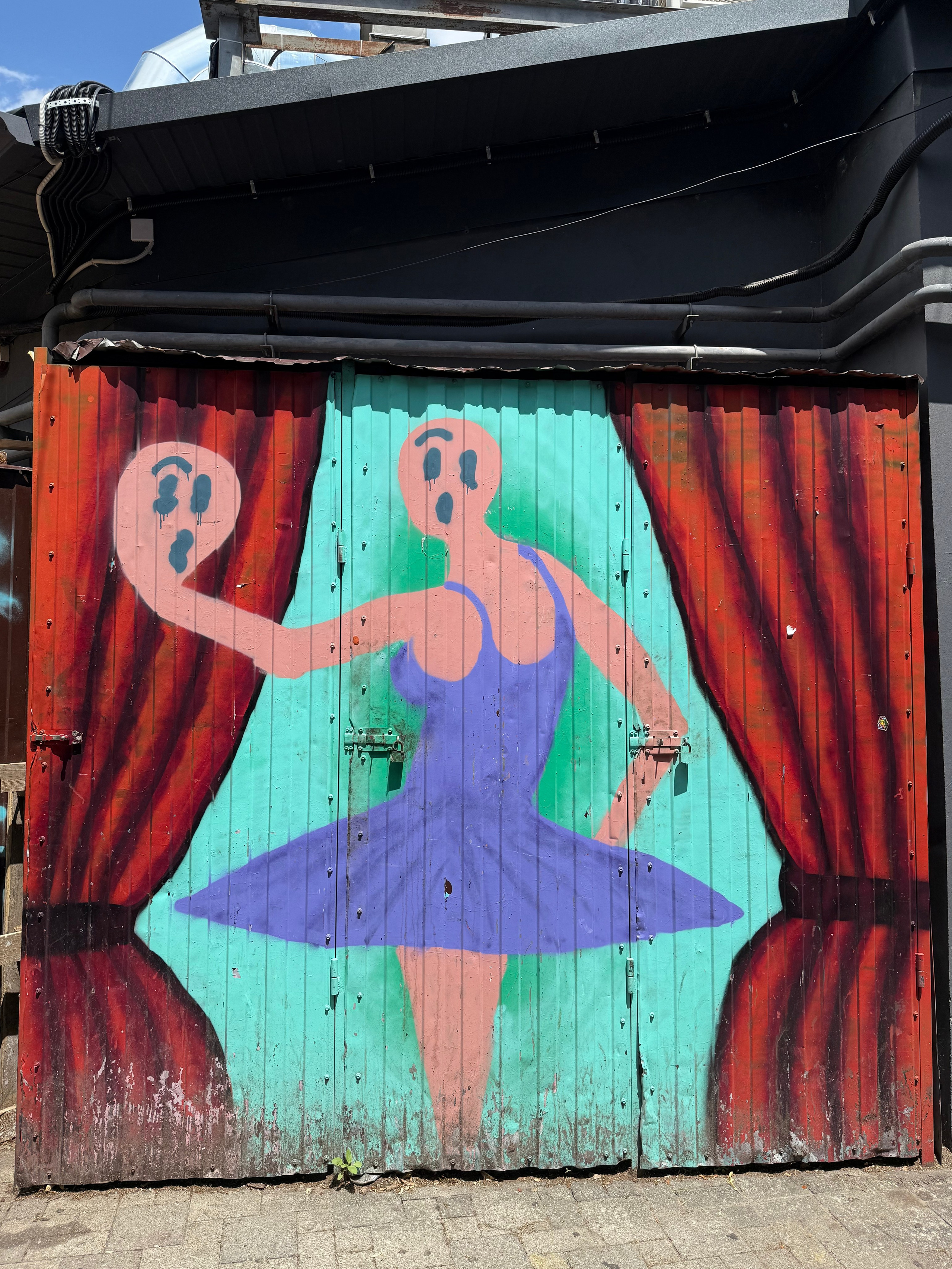 Яркая локация для фотосессий в Краснодаре — граффити-дворик на улице Красной