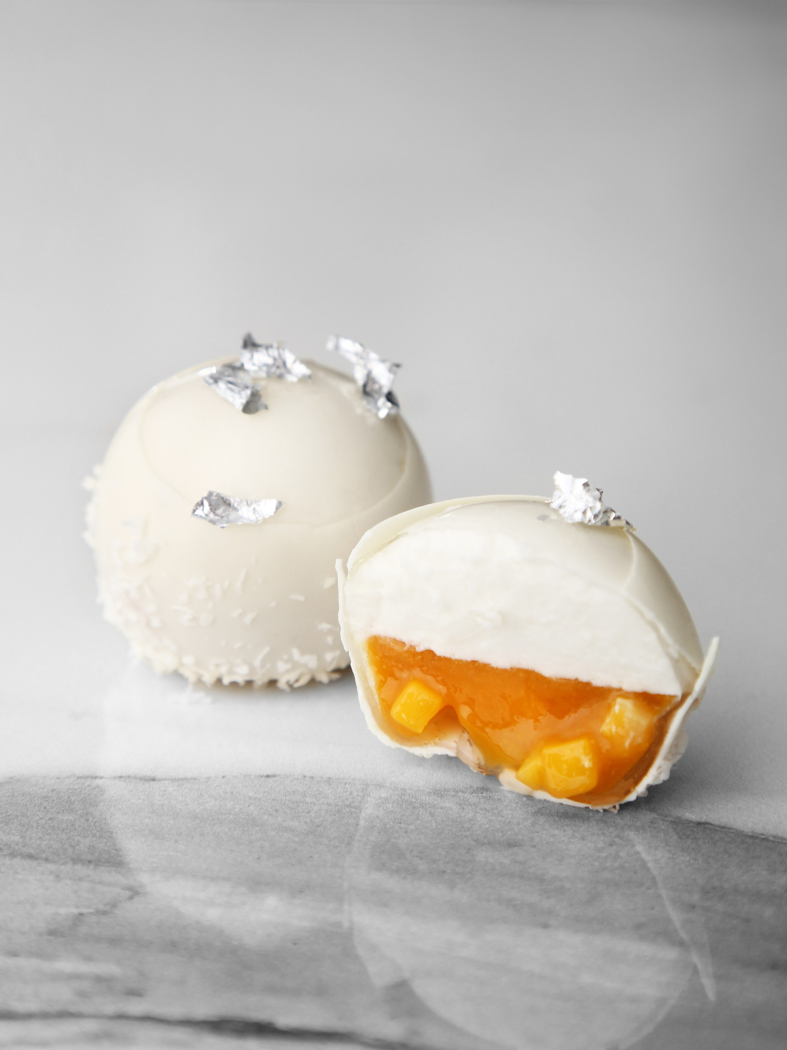 Авторский десерт в разрезе на белом фоне |Профессиональный фуд фотограф для премиального меню и кондитерских СПб