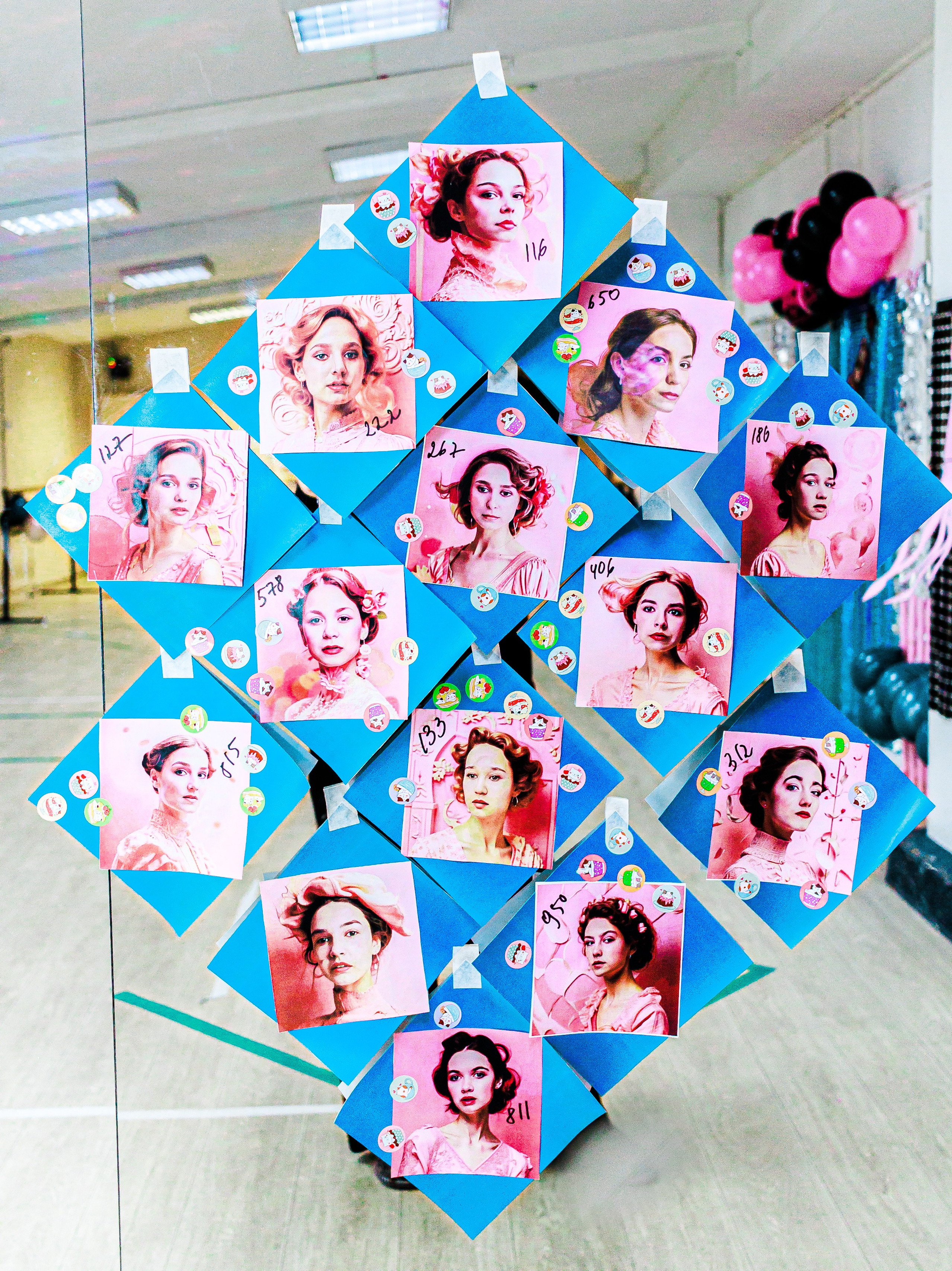 Табло с портретами участников игры "Игра в кальмаров". Портреты обработаны искусственным интеллектом и лишь некоторыми чертами напоминают участников, но хорошо узнаваемы.