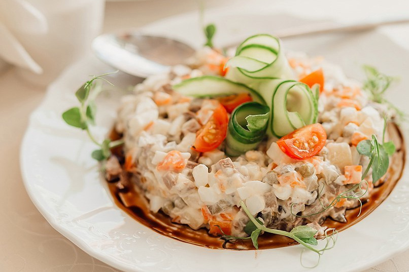 Холодный Салат оливье классический с курицей под майонезом