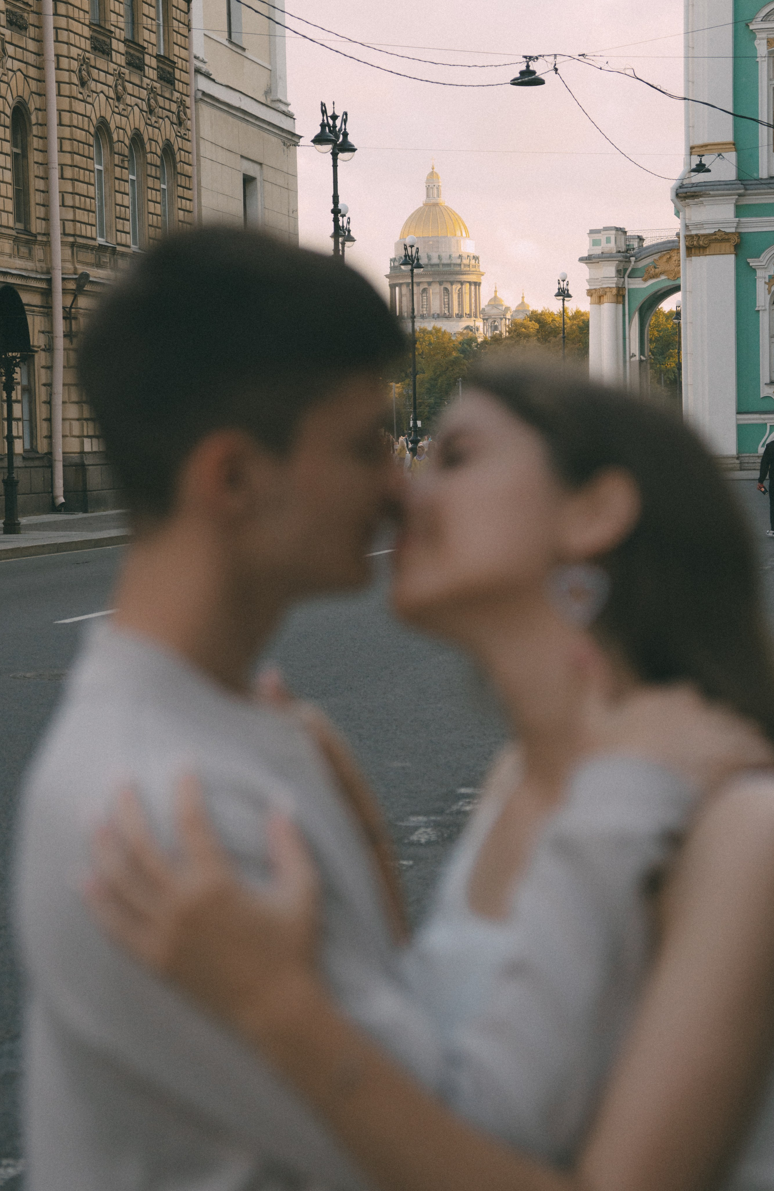 Влюбленная пара в Санкт-Петербурге. Фотосессия на пустой дороге. Исаакиевский собор на фоне