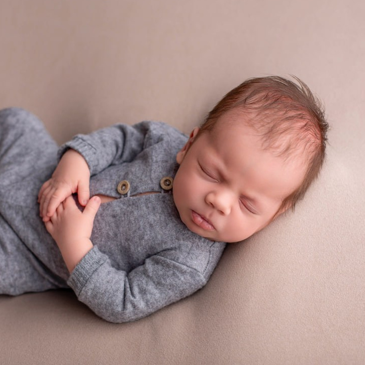 Фотосессия новорожденных Великий Новгород: спящий малыш с игрушкой, мягкий свет, нежные кадры, минимализм, лайф стайл, ньюборн, эстетика.