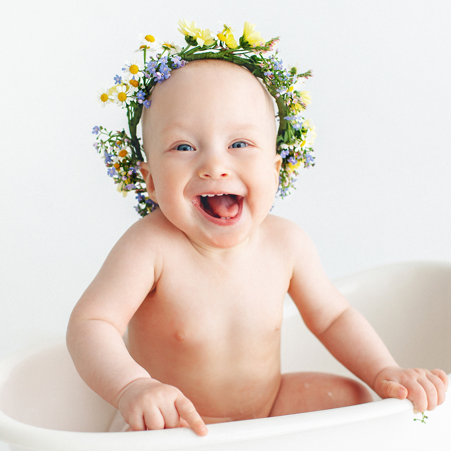 Фотосессия для годовалой Мии с цветами. Детский фотограф в Самаре