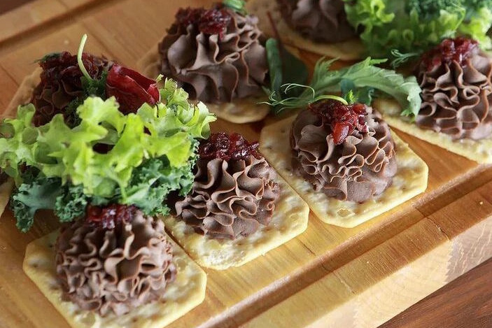 Паштет из индейки в тарталетке с перепелиным яйцом