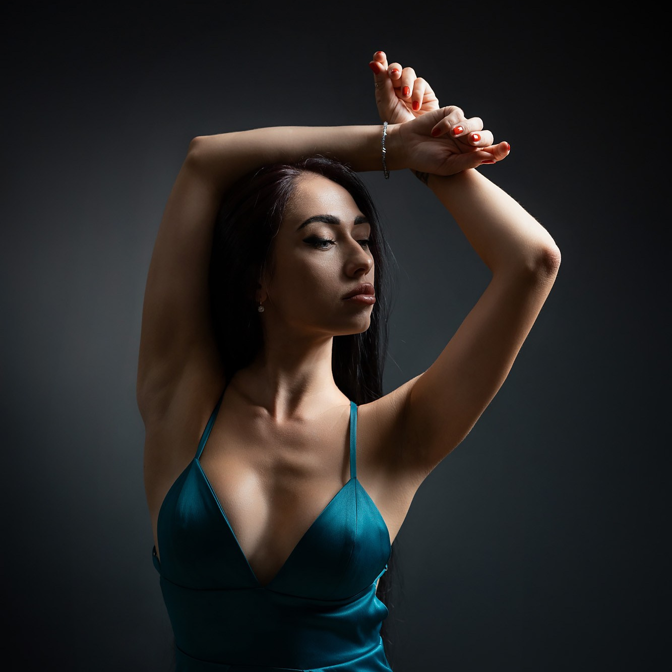 Женская фотосессия в студии в платье