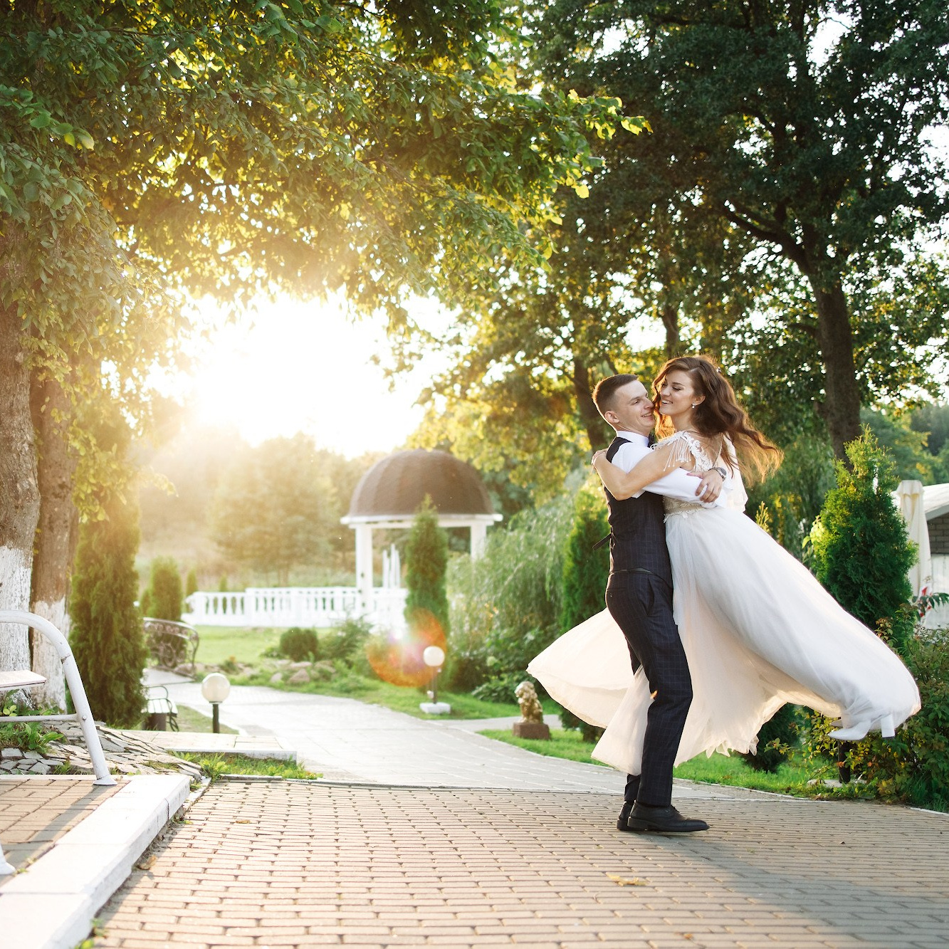 Жених решил взять невесту на руки и покружиться на закате