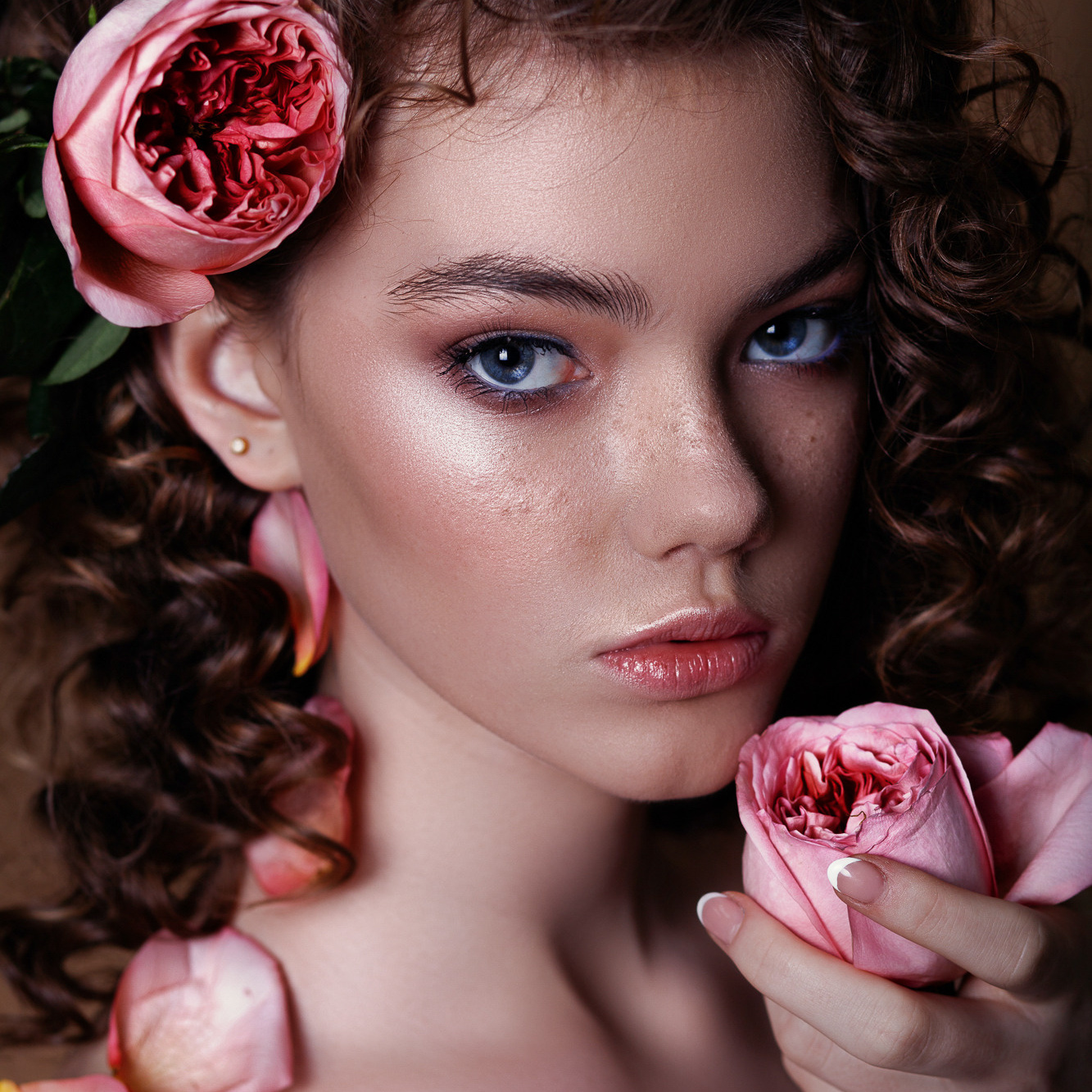 Нежный портрет молодой девушки с розой. Ваш фотограф в Москве и Московской области — Мария Бучнева
