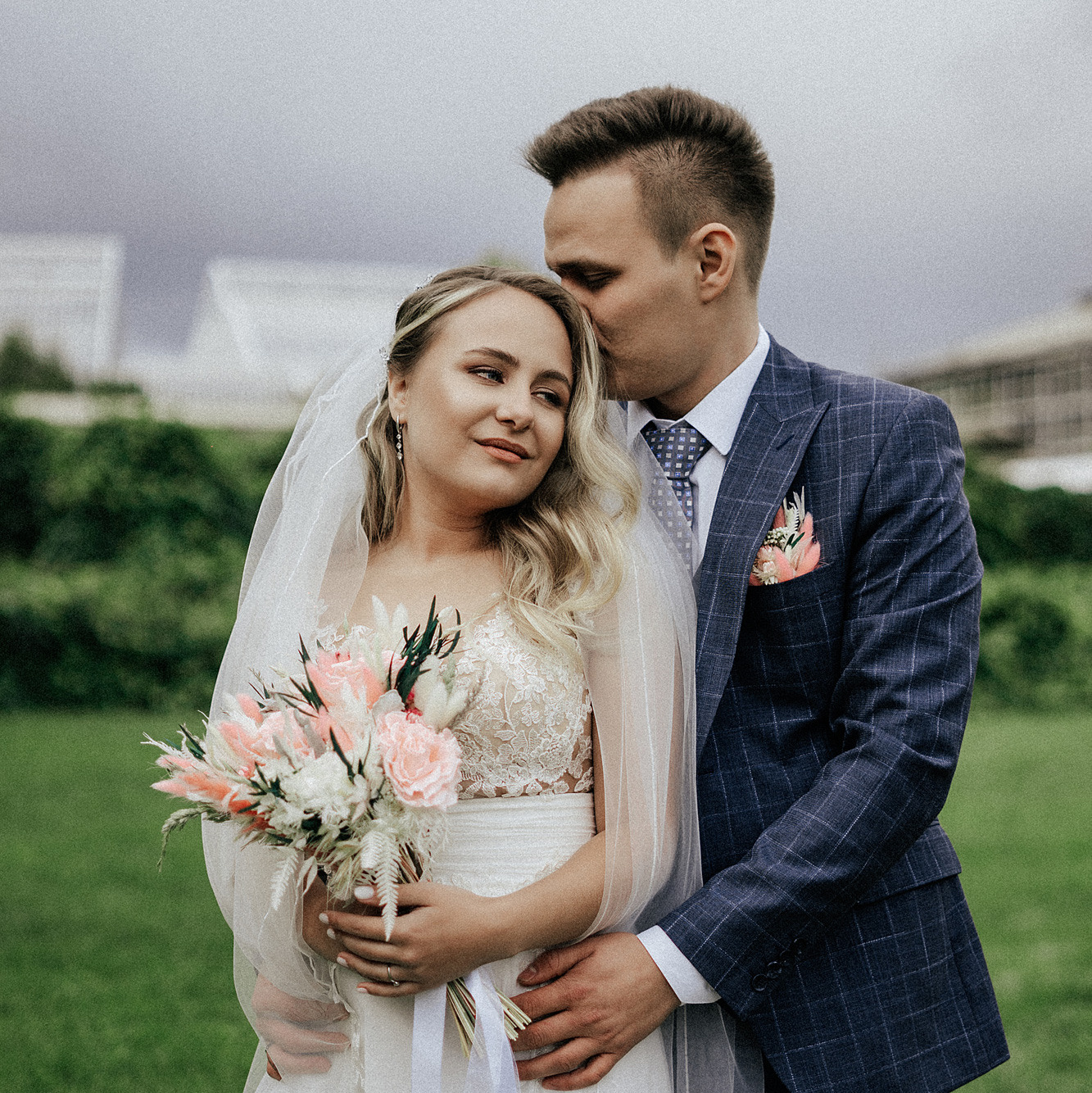 Жених и невеста в романтичной фотосессии