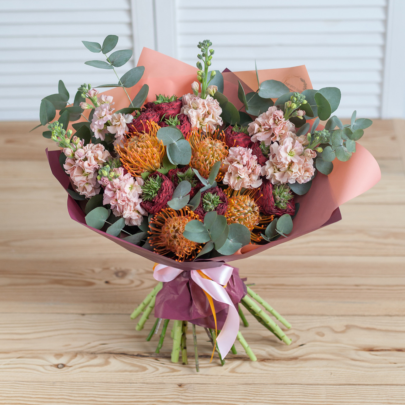 Букет розы рэд ай, леукоспермум, антирринум, эвкалипт. Флорист Маргарита Гладкова