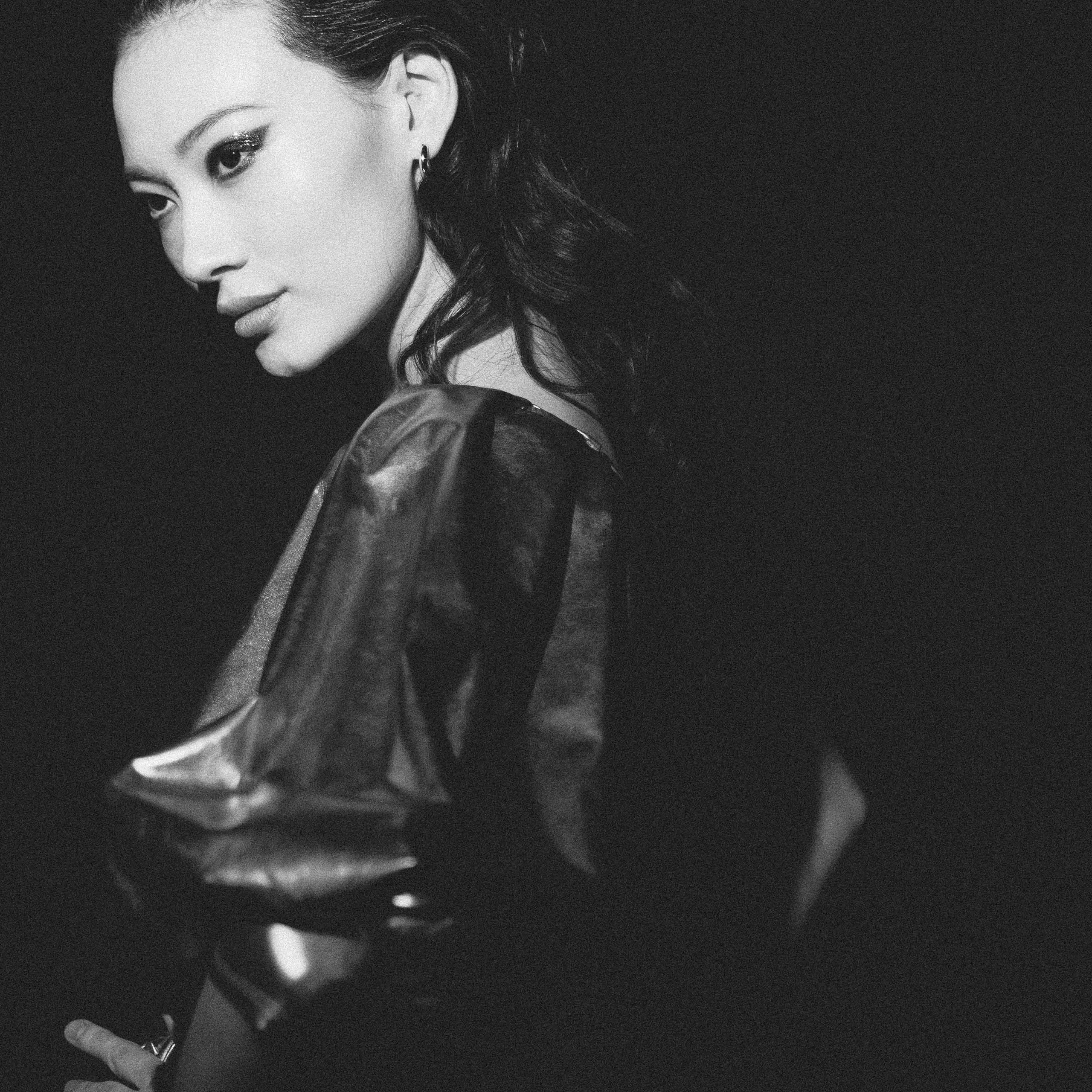 Творческая съемка модели и украшений в студии