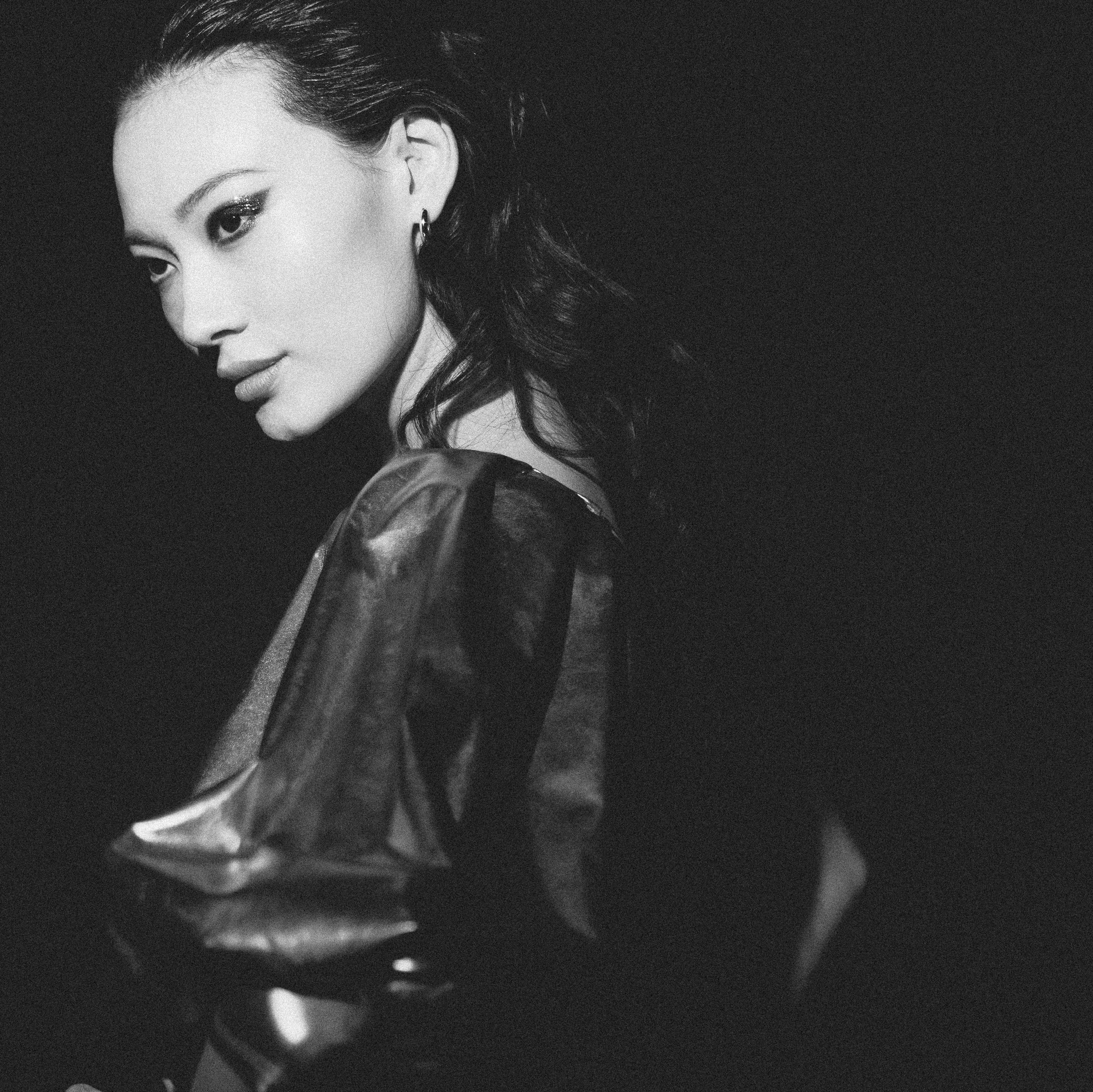 Творческая съемка модели и украшений в чб.