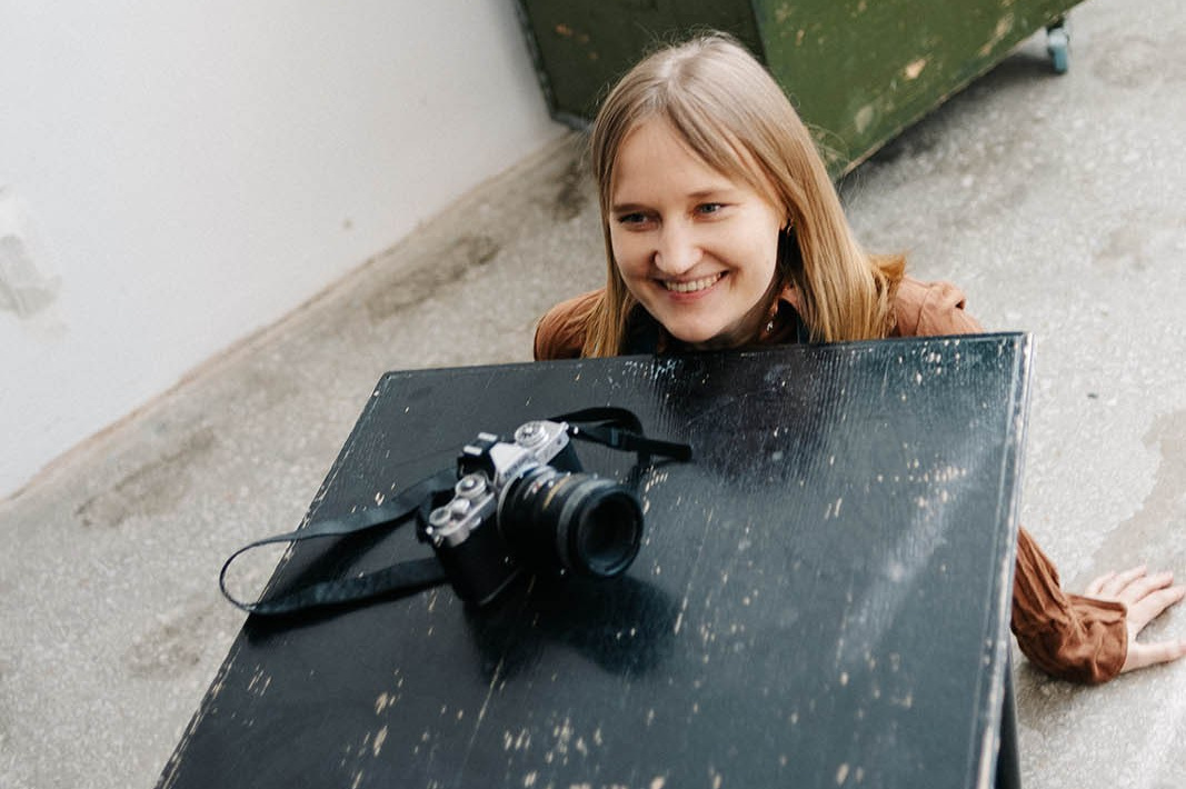 процесс фотосъёмки в Тюмени — живой момент между кадрами