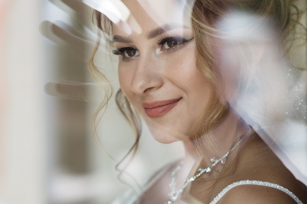 Идеальная локация для свадебной фотосессии в Минске при пасмурной погоде — окно с мягким светом