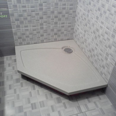Пятиугольный душевой поддон из камня белого цвета в ванную
