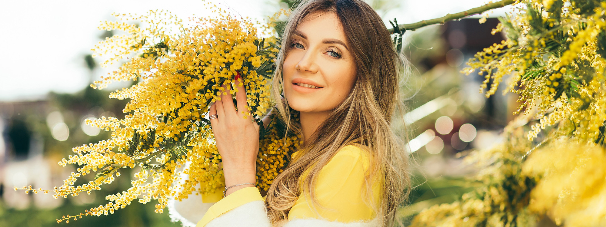 Детский осенний портрет с бордовыми и фиолетовыми астрами