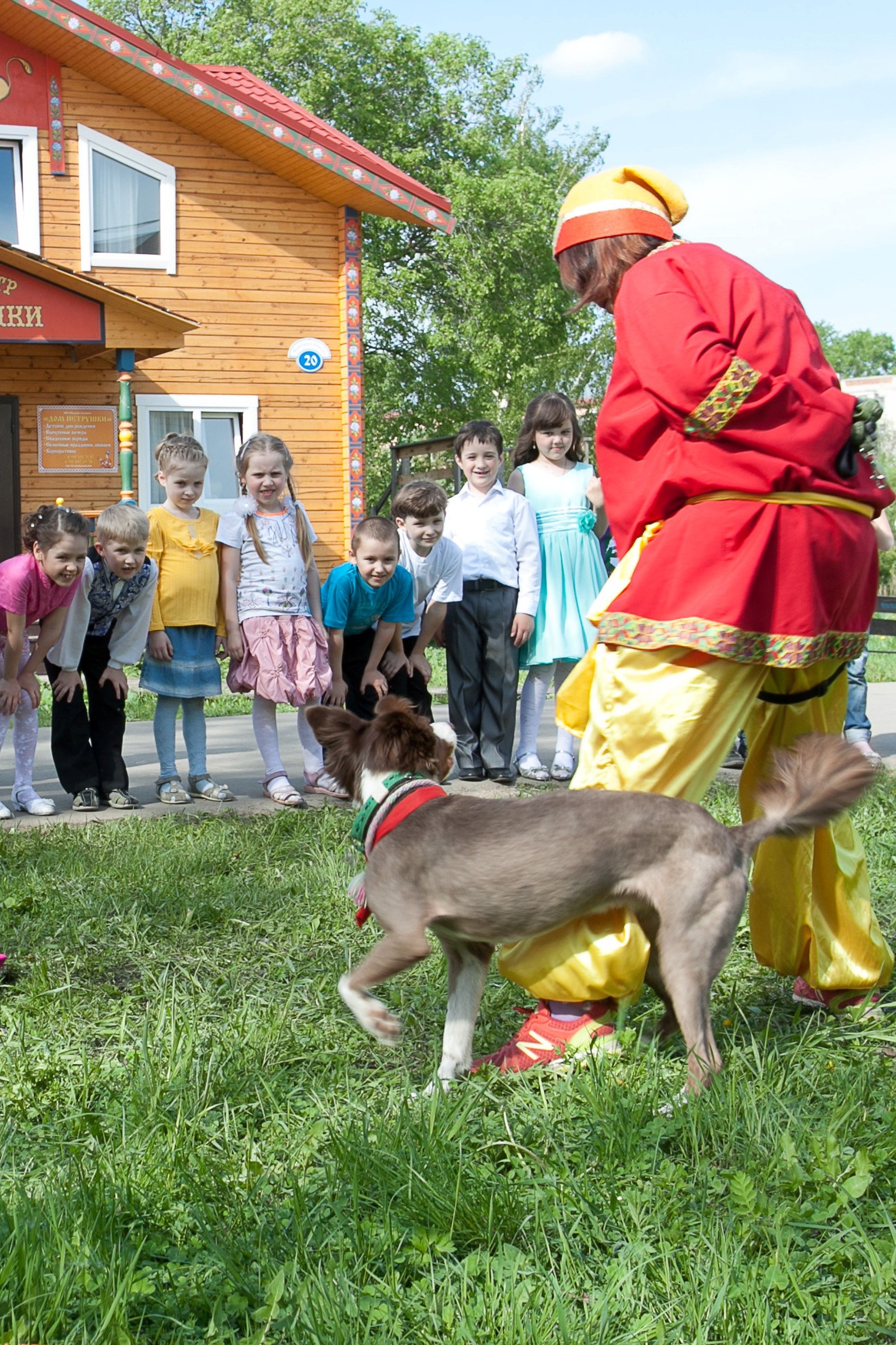 Маленький ребенок был забыт во дворе детского сада! Соседи записали эти моменты.