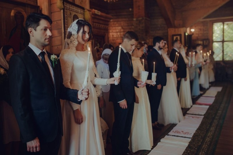 Эмоциональная фотография: женщина в светлом платке держит в руках букет вербы. Изображение используется для анонса конкурса церковной фотографии «Весна».