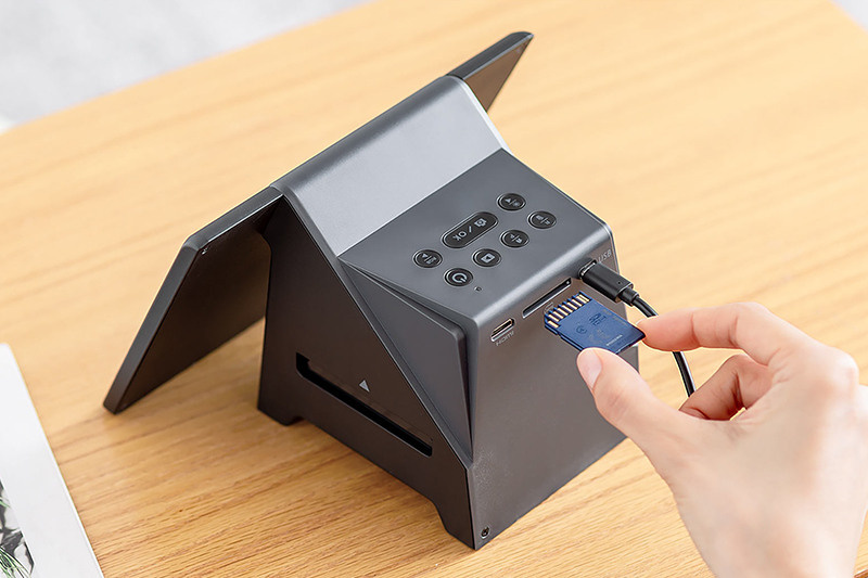 Sanwa Supply, сканер пленок с 7-дюймовым экраном. Фотограф — видеограф в Москве Дмитрий Менделеев