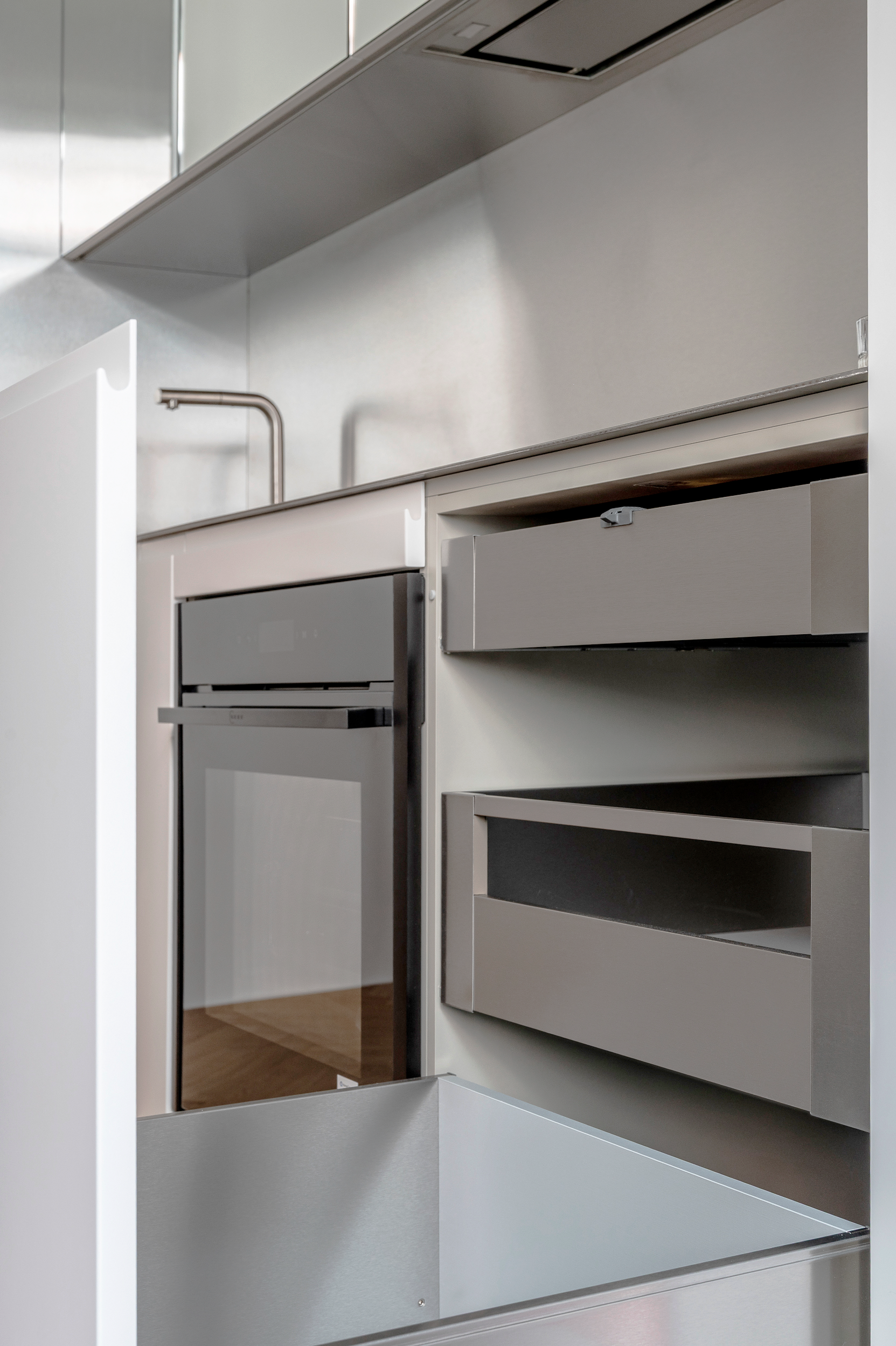 Built-in oven and pull-out kitchen drawers