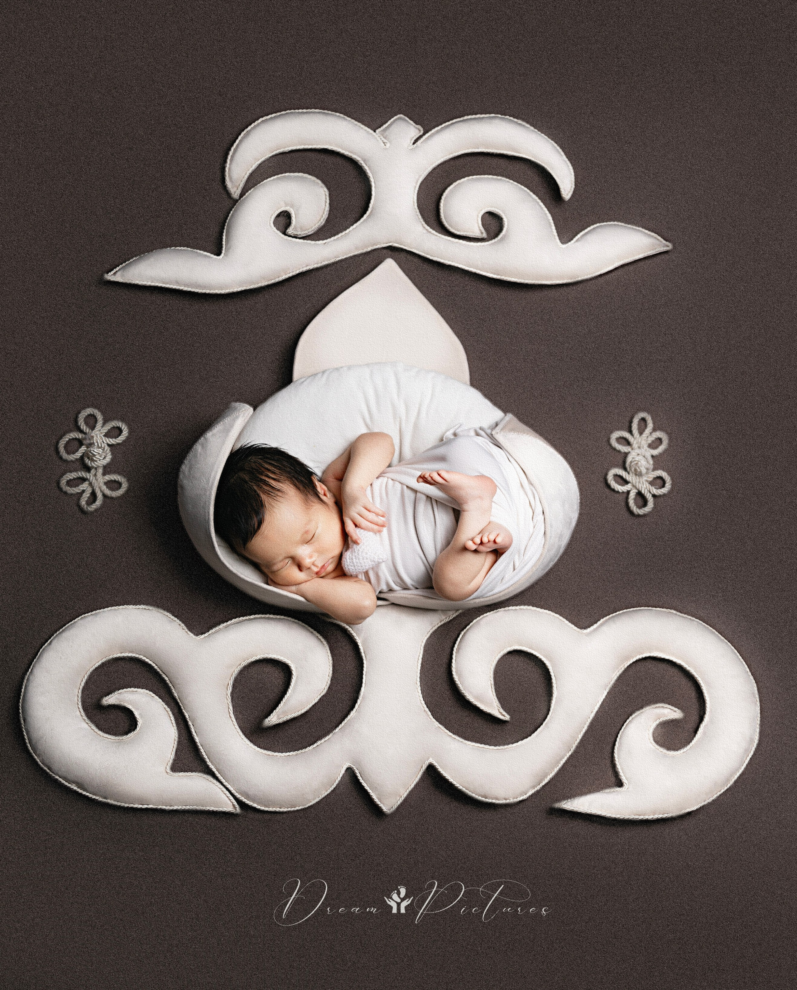 Newborn photographer in Abu-Dhabi