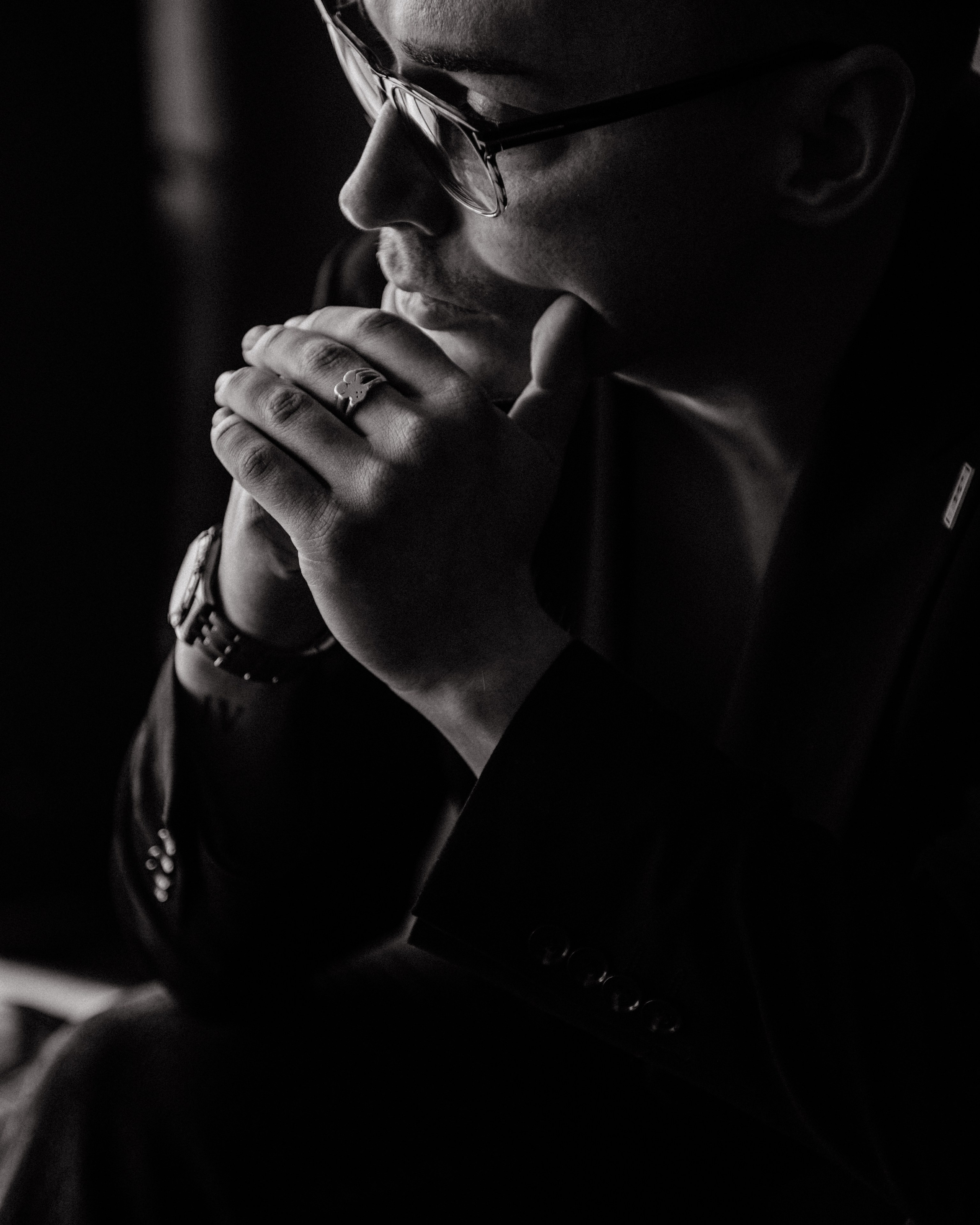 Мужской портрет на фоне городских улиц, стильная съемка для личного бренда