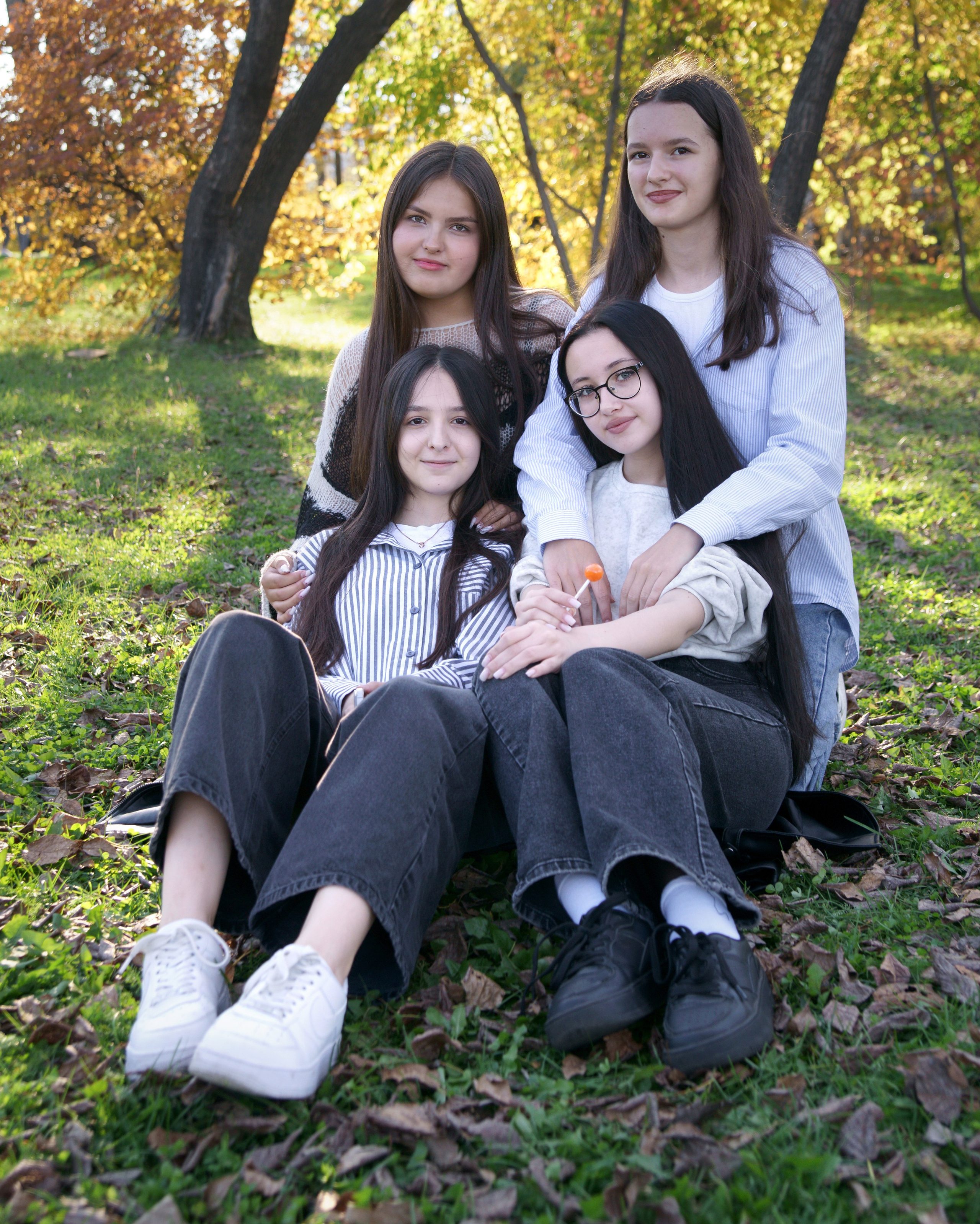 Выпускник старшей школы - осенняя сьемка - подруги