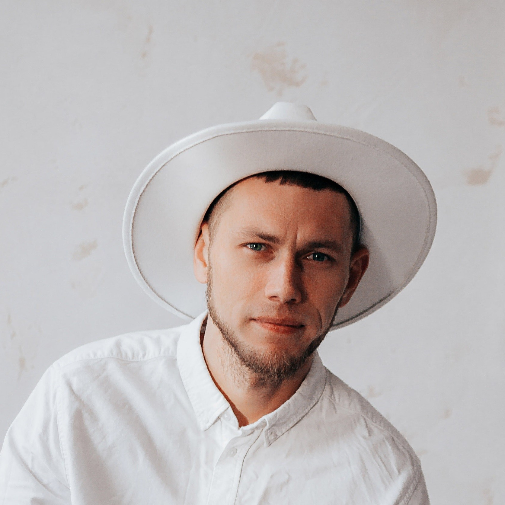 Закажите мужчин-моделей для эффектной предметной съемки в Нижнем Новгороде.