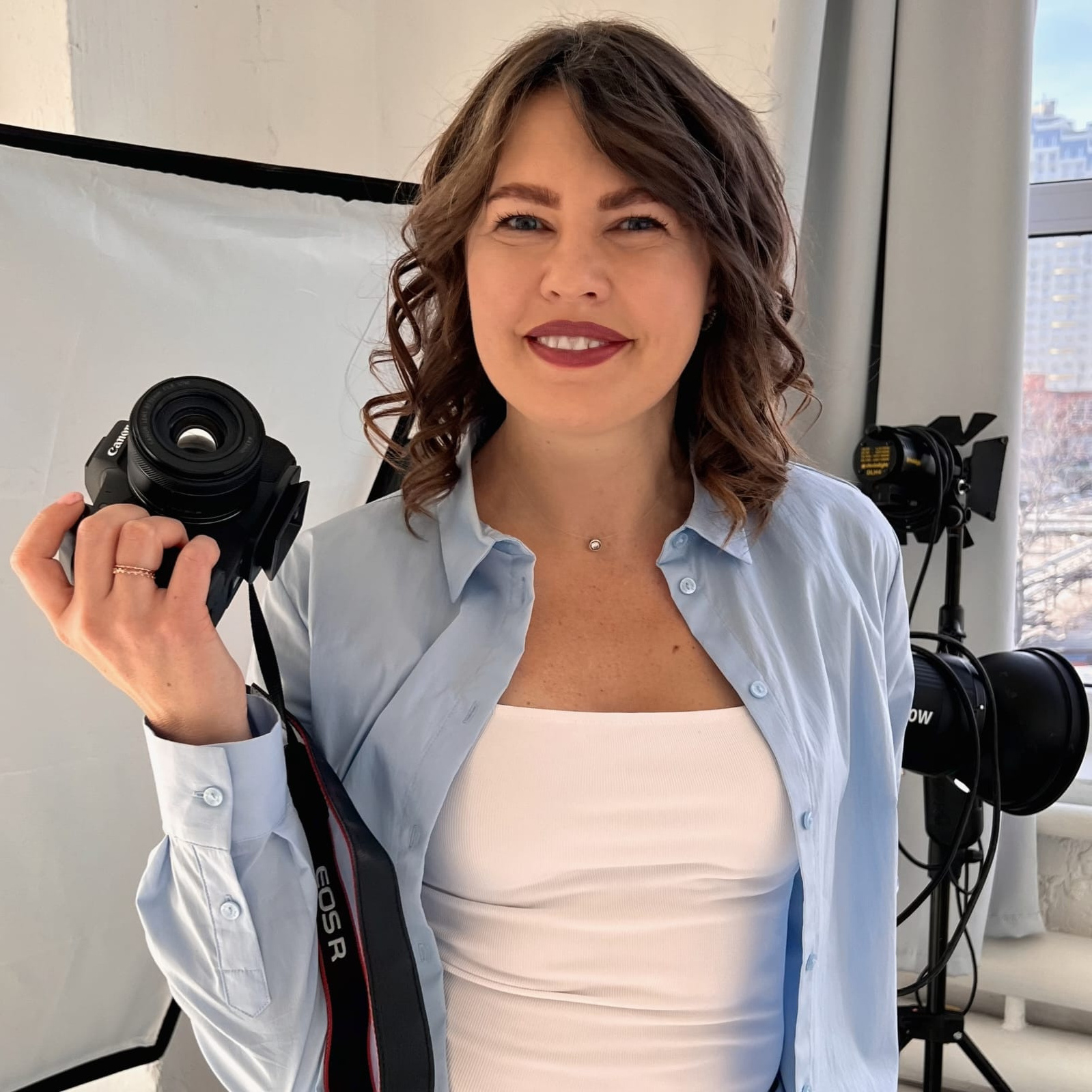 Фотограф Мила Лотоцкая с фотоаппаратом 