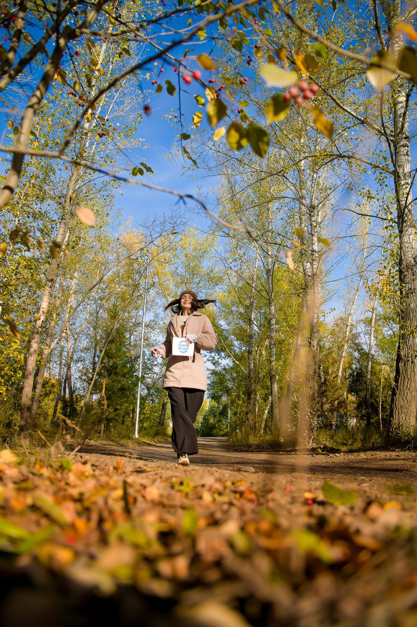 нижняя точка съёмки. девушка в парке осенью