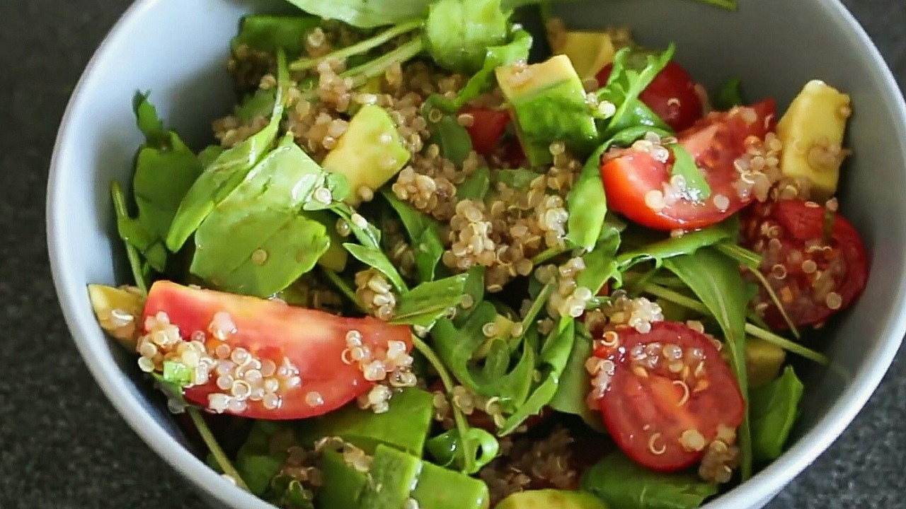 Тёплый ПП салат с кеноа, курицей, авокадо и овощами на утро или обед. Здоровье, красота, долголетие