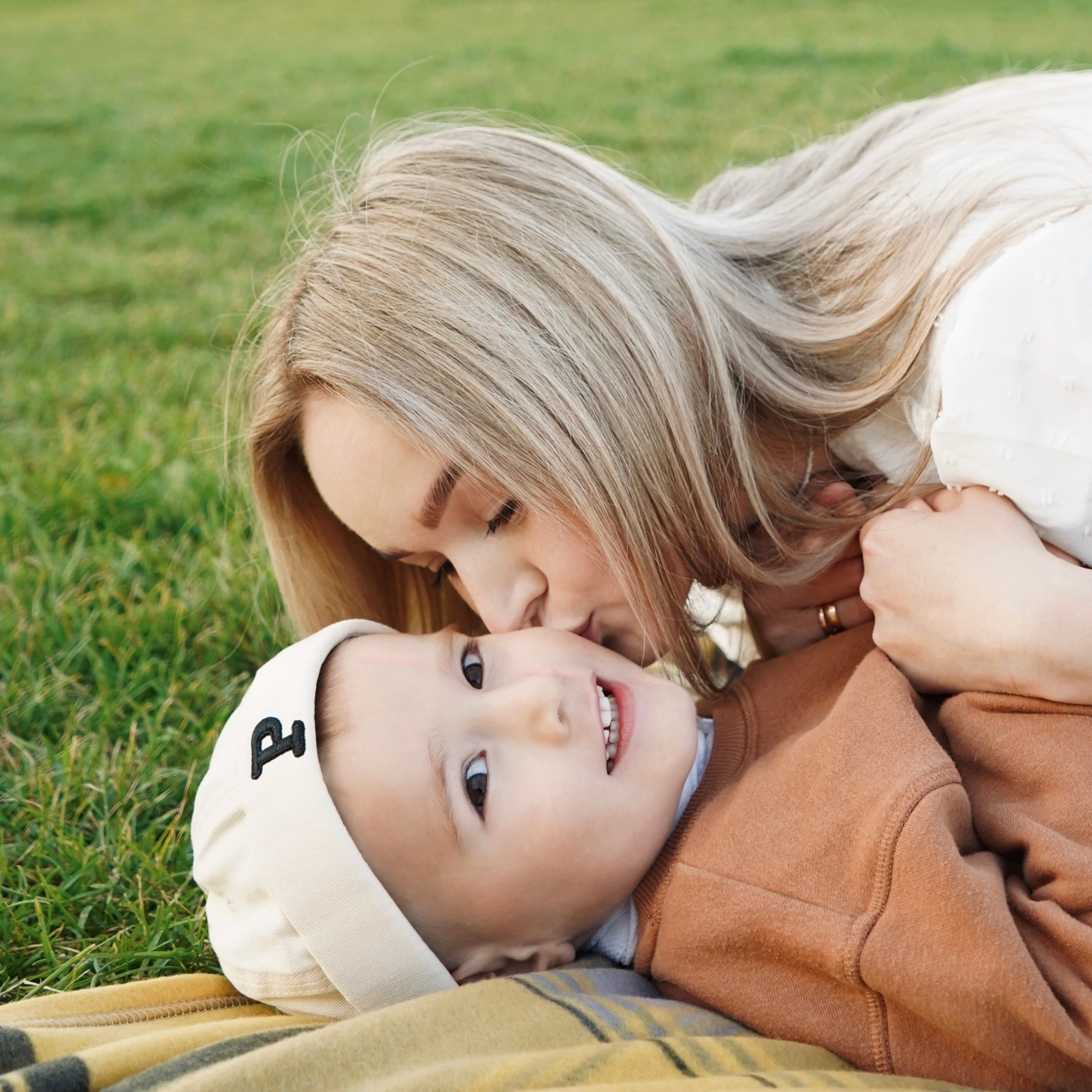 Мама целует сына