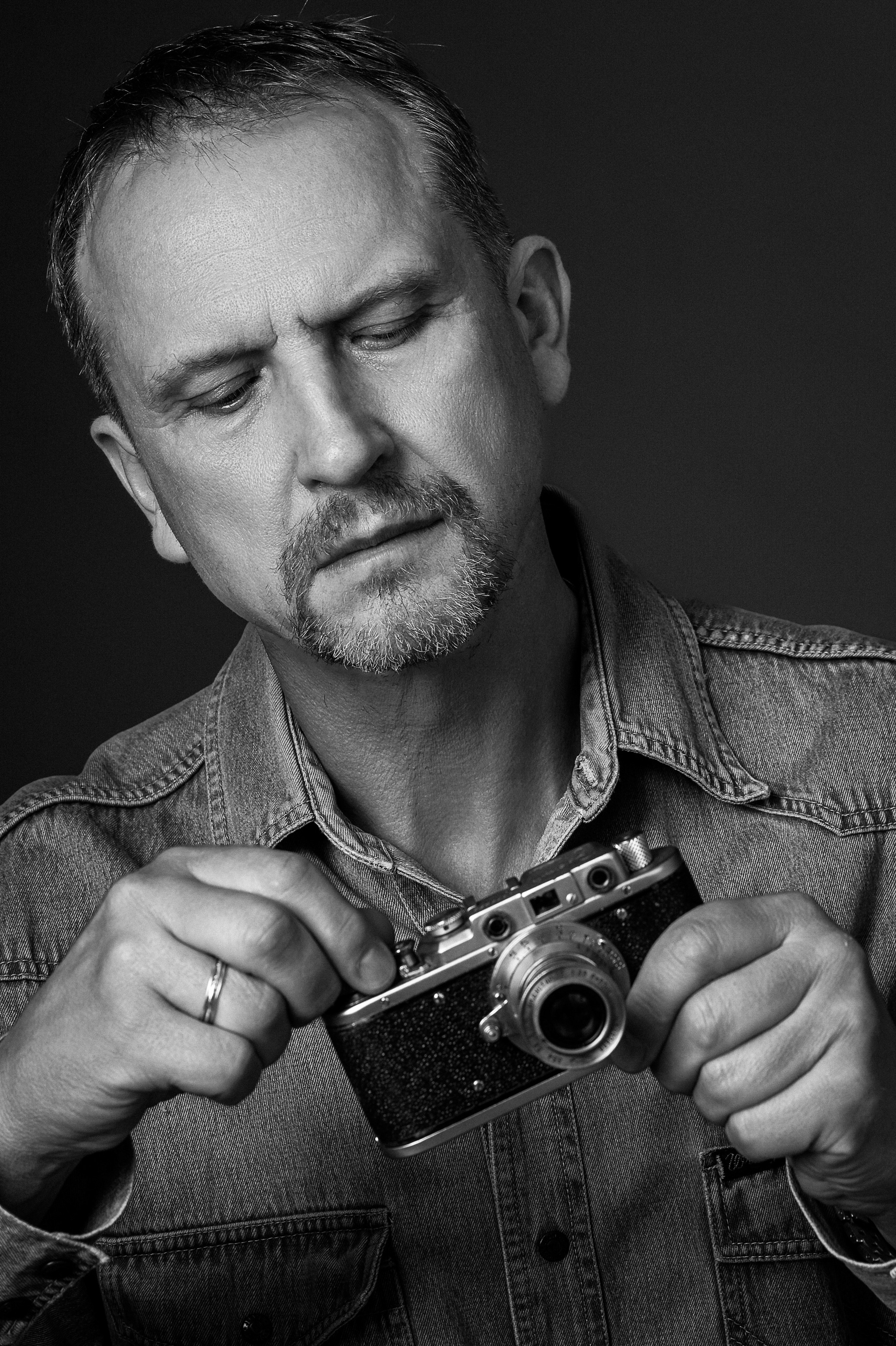 фотограф с фотоаппаратом Зоркий