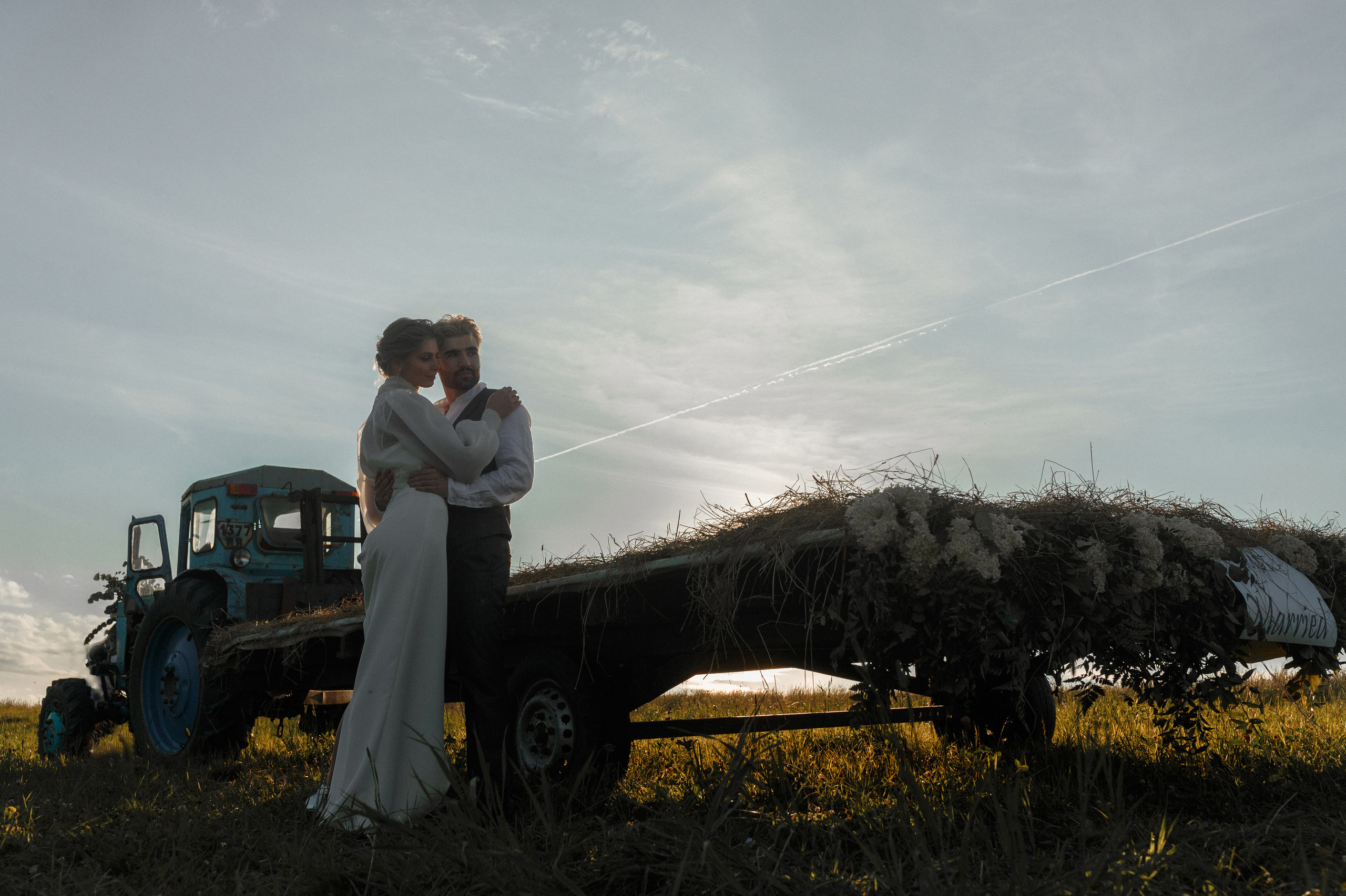 Стилизованная фотосессия молодой пары на закате