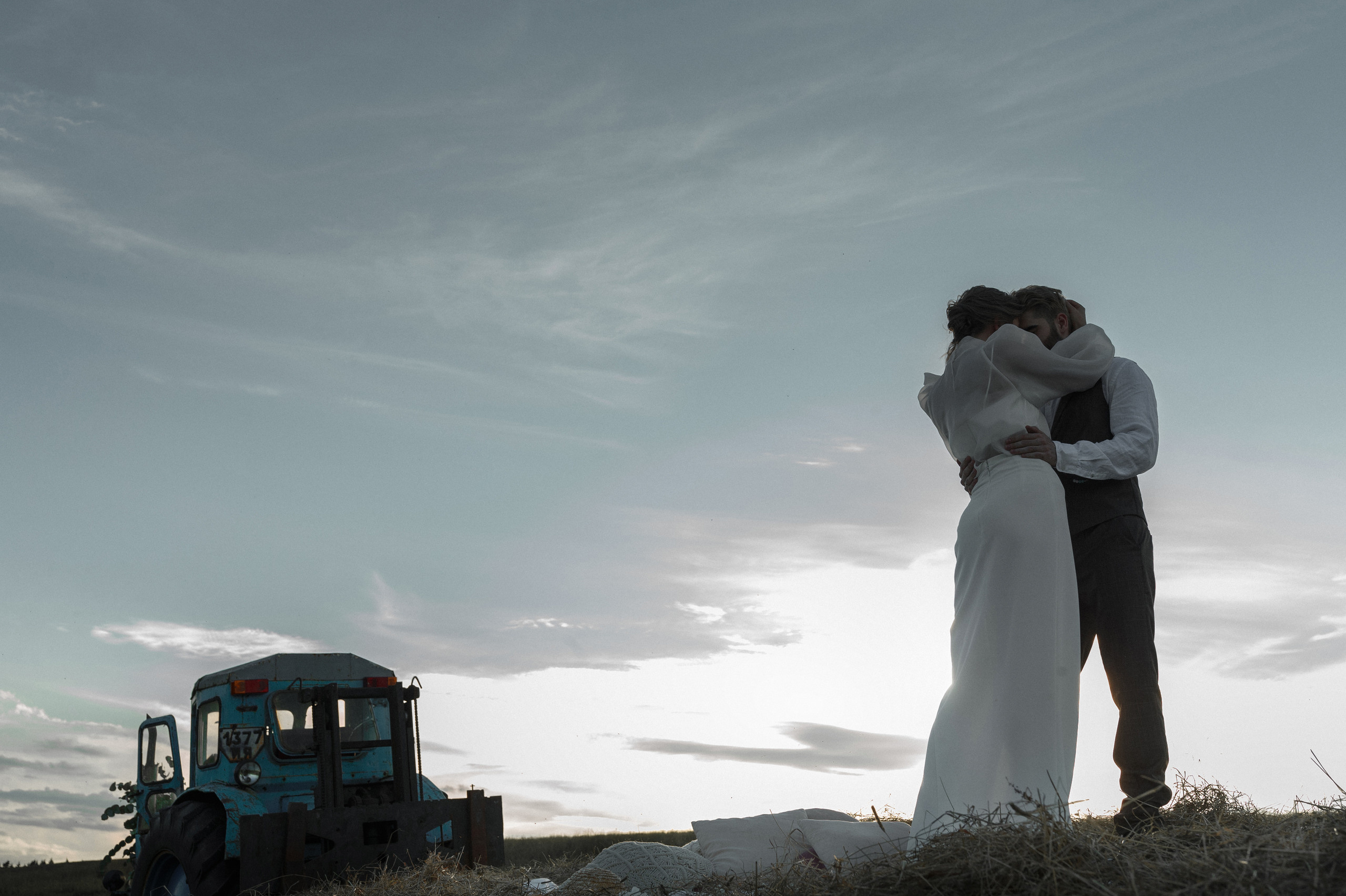 Стилизованная фотосессия молодой пары на закате