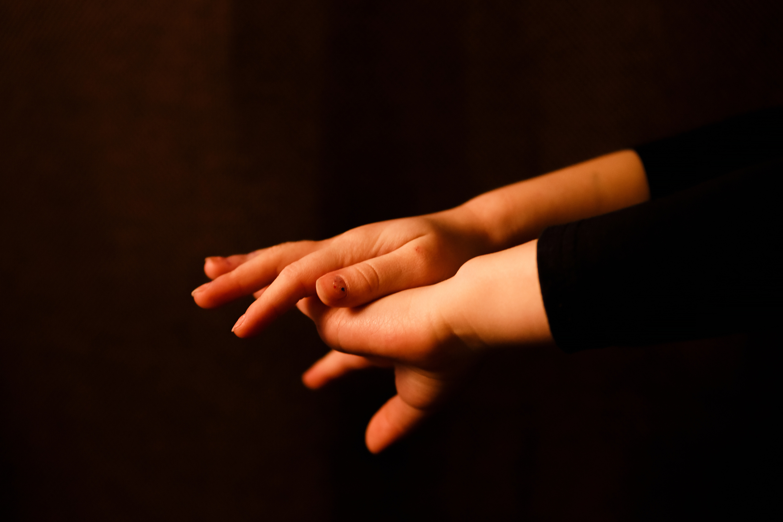 Элегантность рук на черном фоне