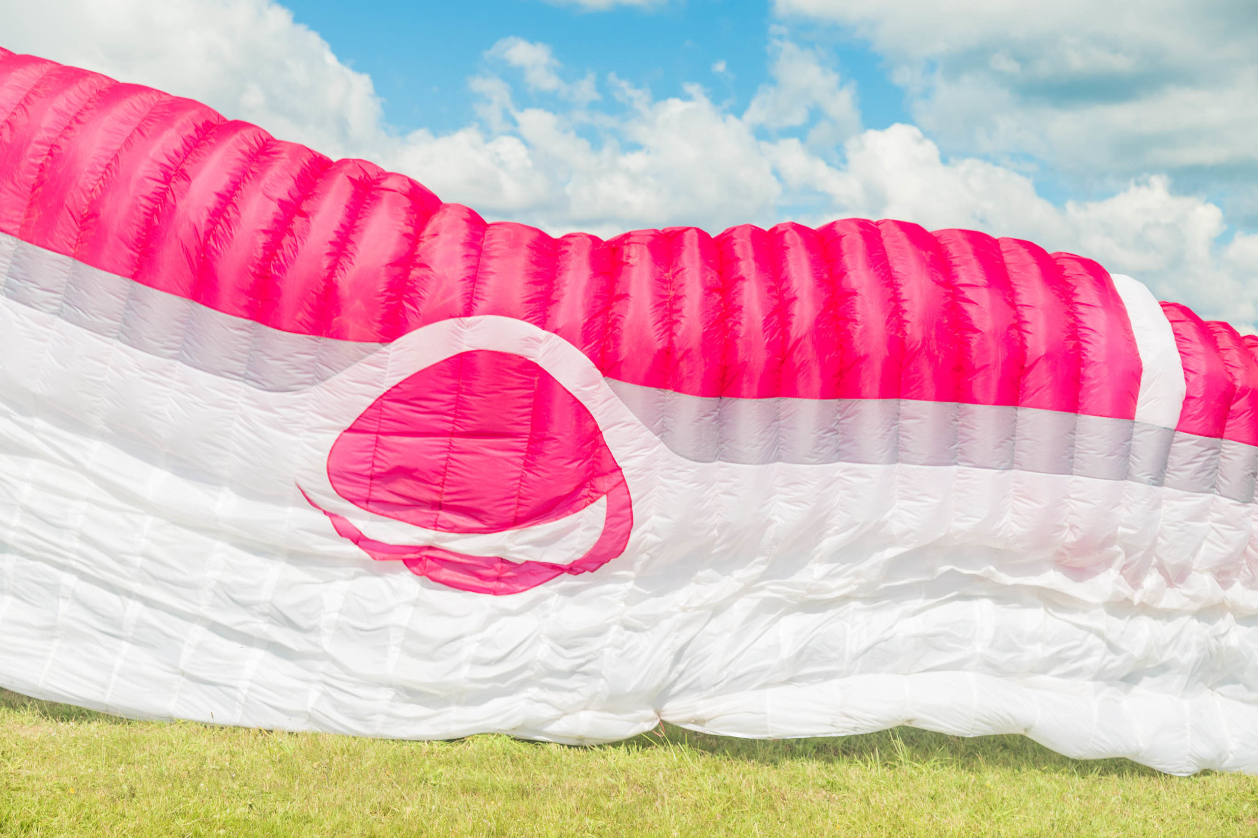 Купол параплана развернулся в потоке ветра