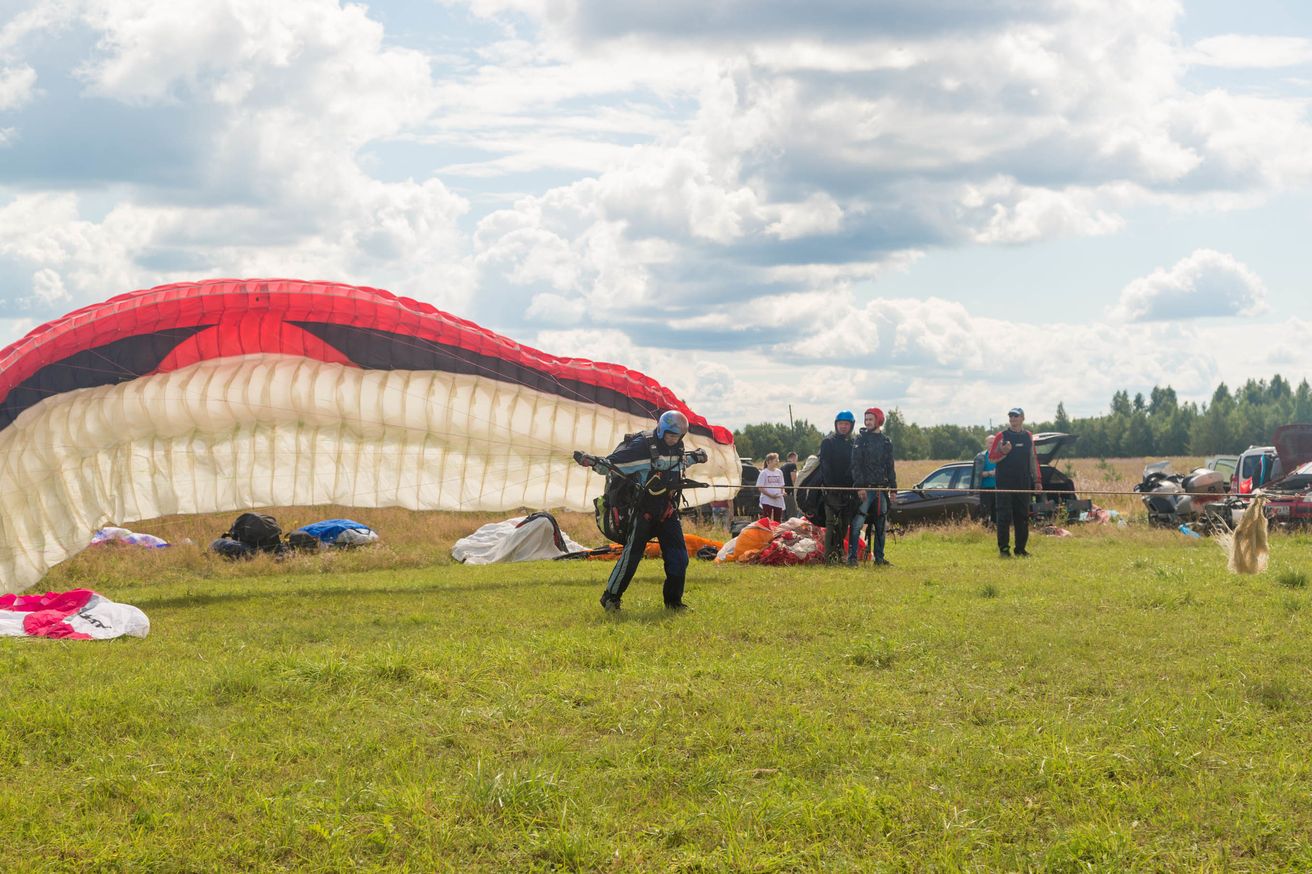 Разбег по полю перед взлетом на параплане
