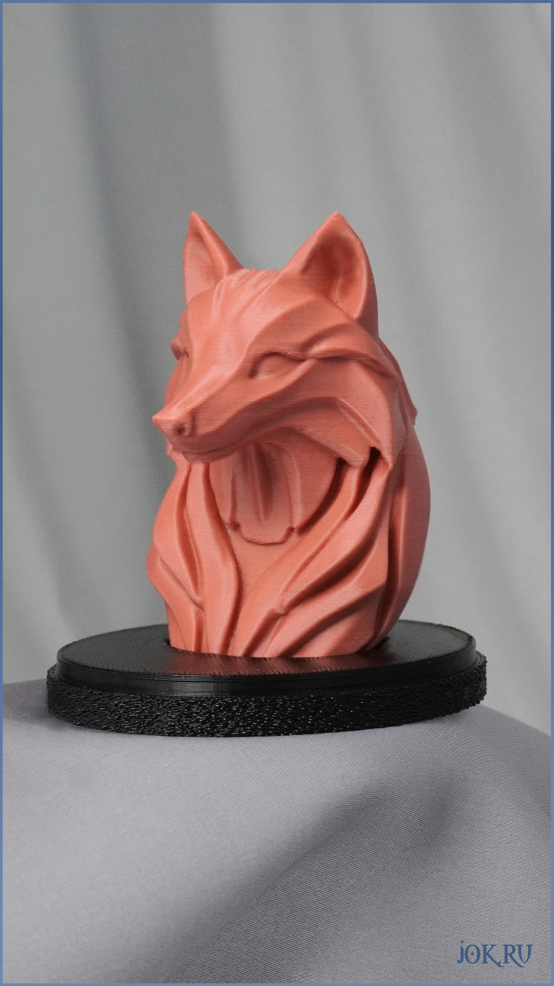 Рыжая лиса в виде фигурки — символ мудрости и хитрости, идеальный талисман для дома или офиса