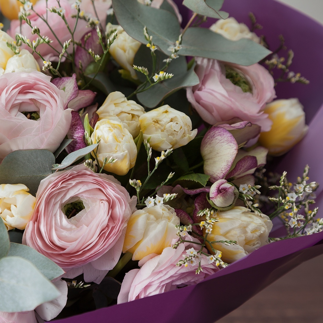 Букет с ранункулюсами фиолетовый. Флорист Маргарита Гладкова