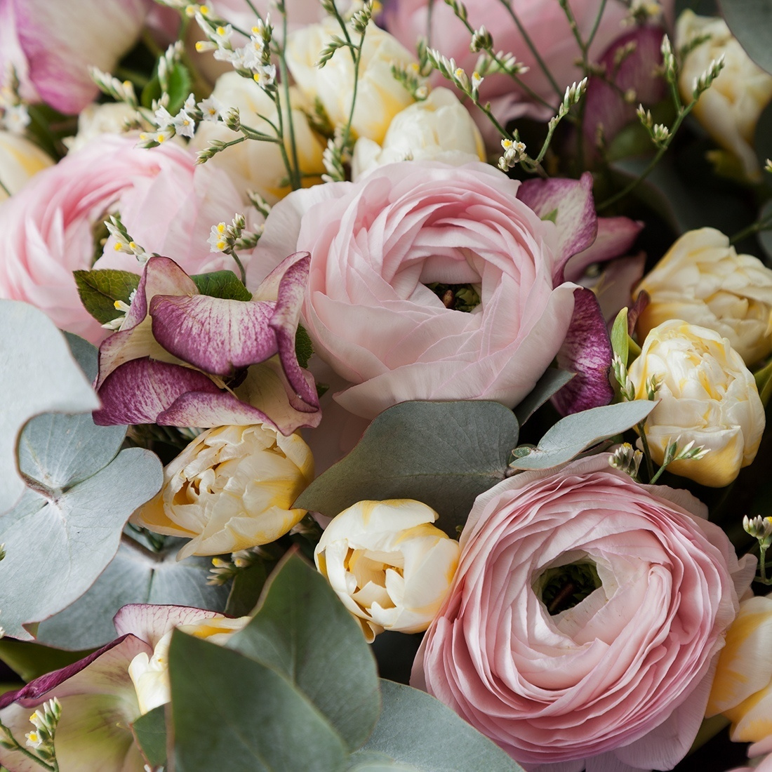 Букет с ранункулюсами фиолетовый. Флорист Маргарита Гладкова