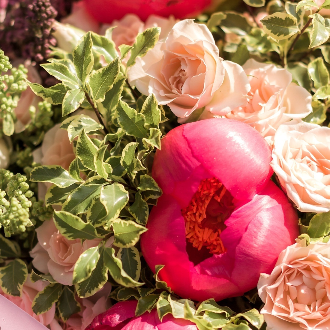 Букет коралловые пионы, розы, сирень. Флорист Маргарита Гладкова