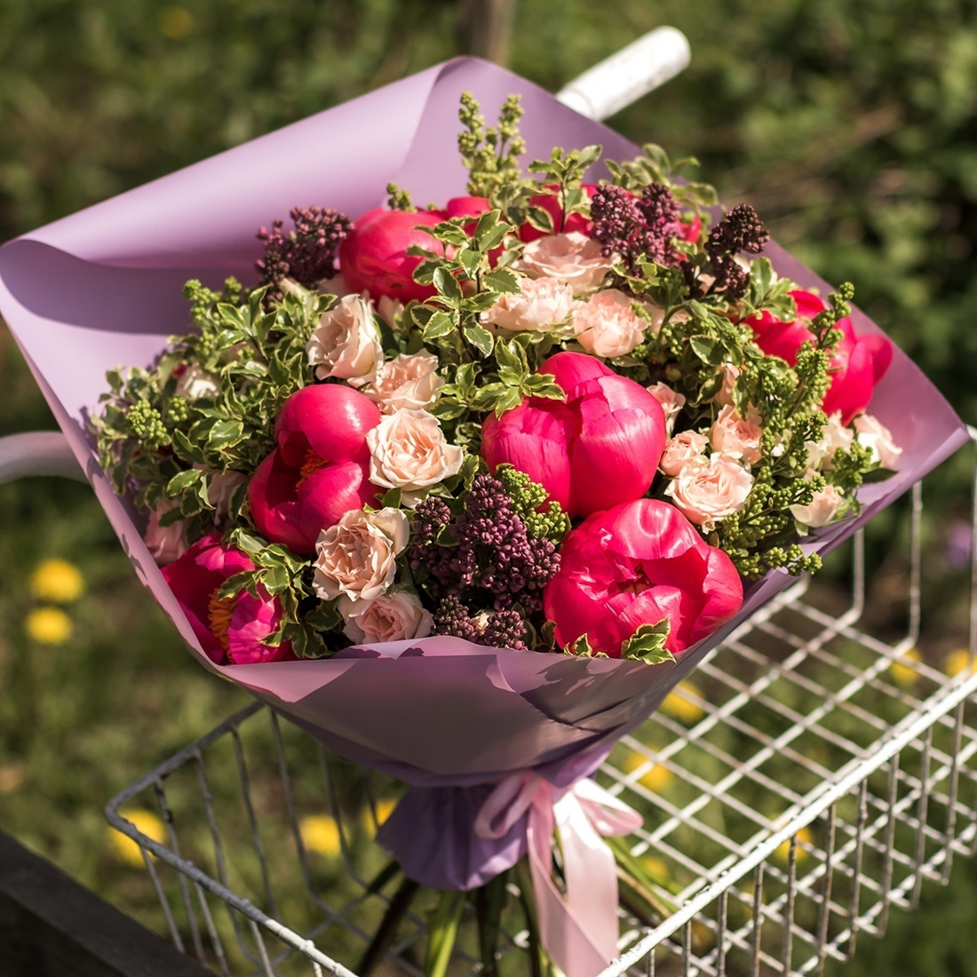 Букет коралловые пионы, розы, сирень. Флорист Маргарита Гладкова