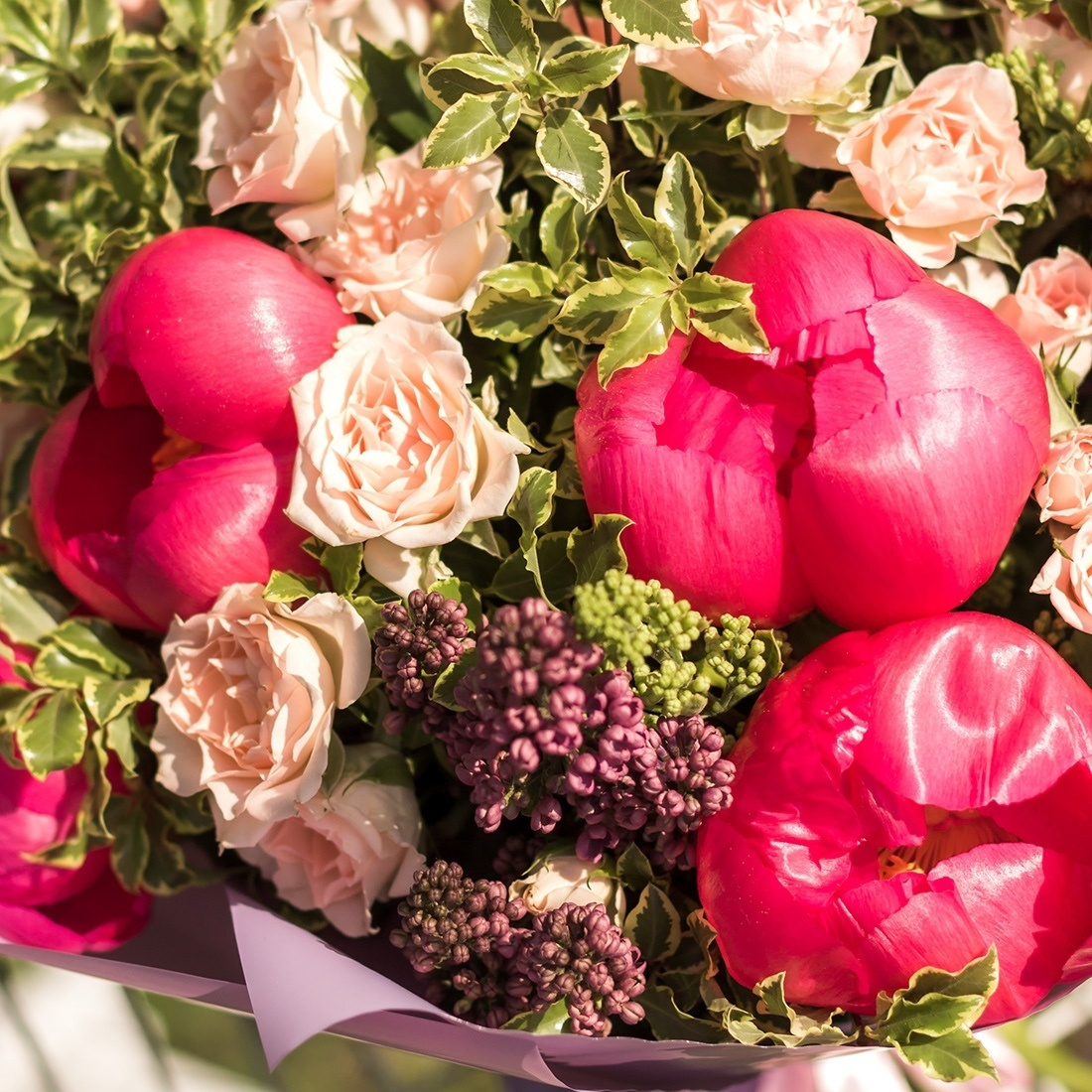 Букет коралловые пионы, розы, сирень. Флорист Маргарита Гладкова