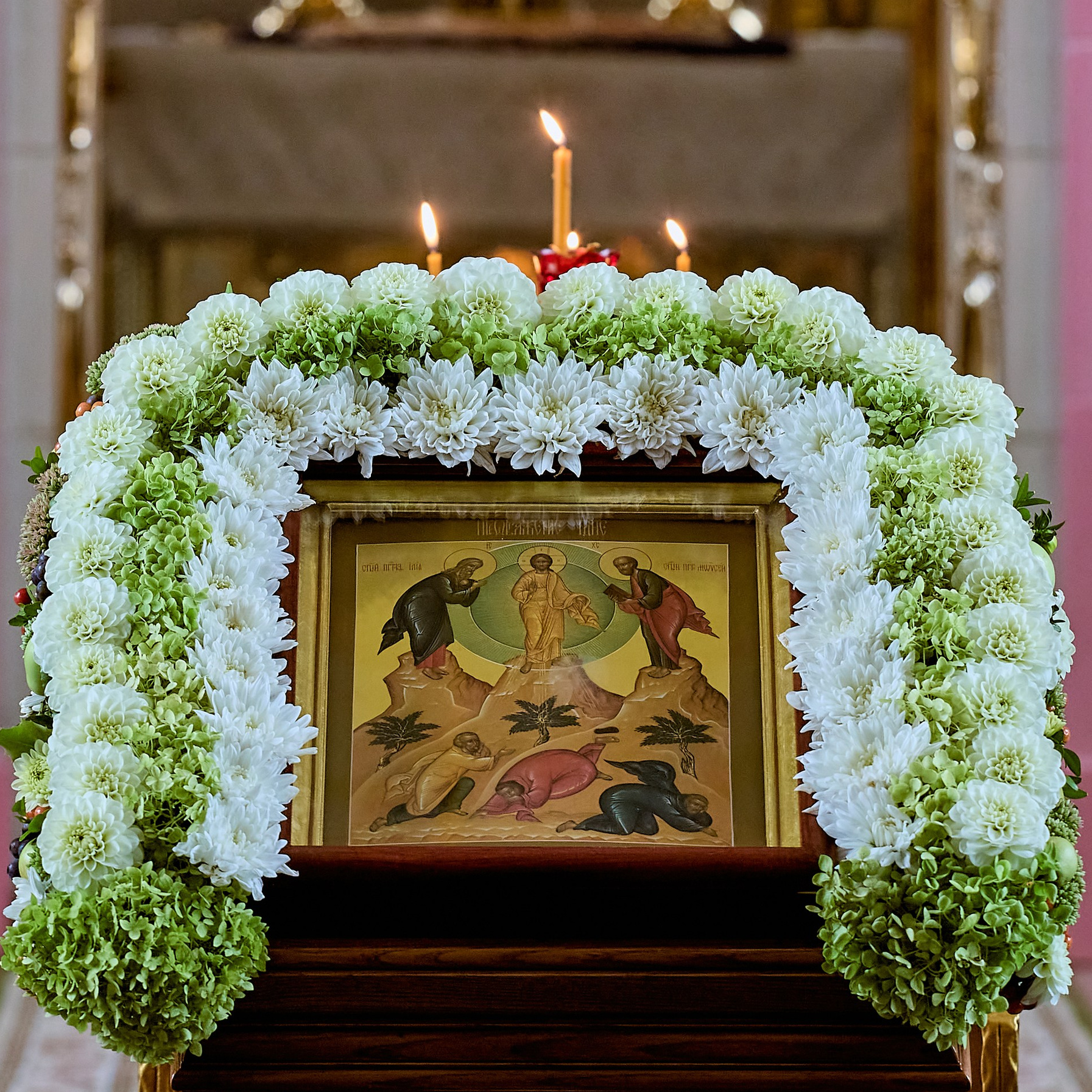 Фото в храме в праздничные дни