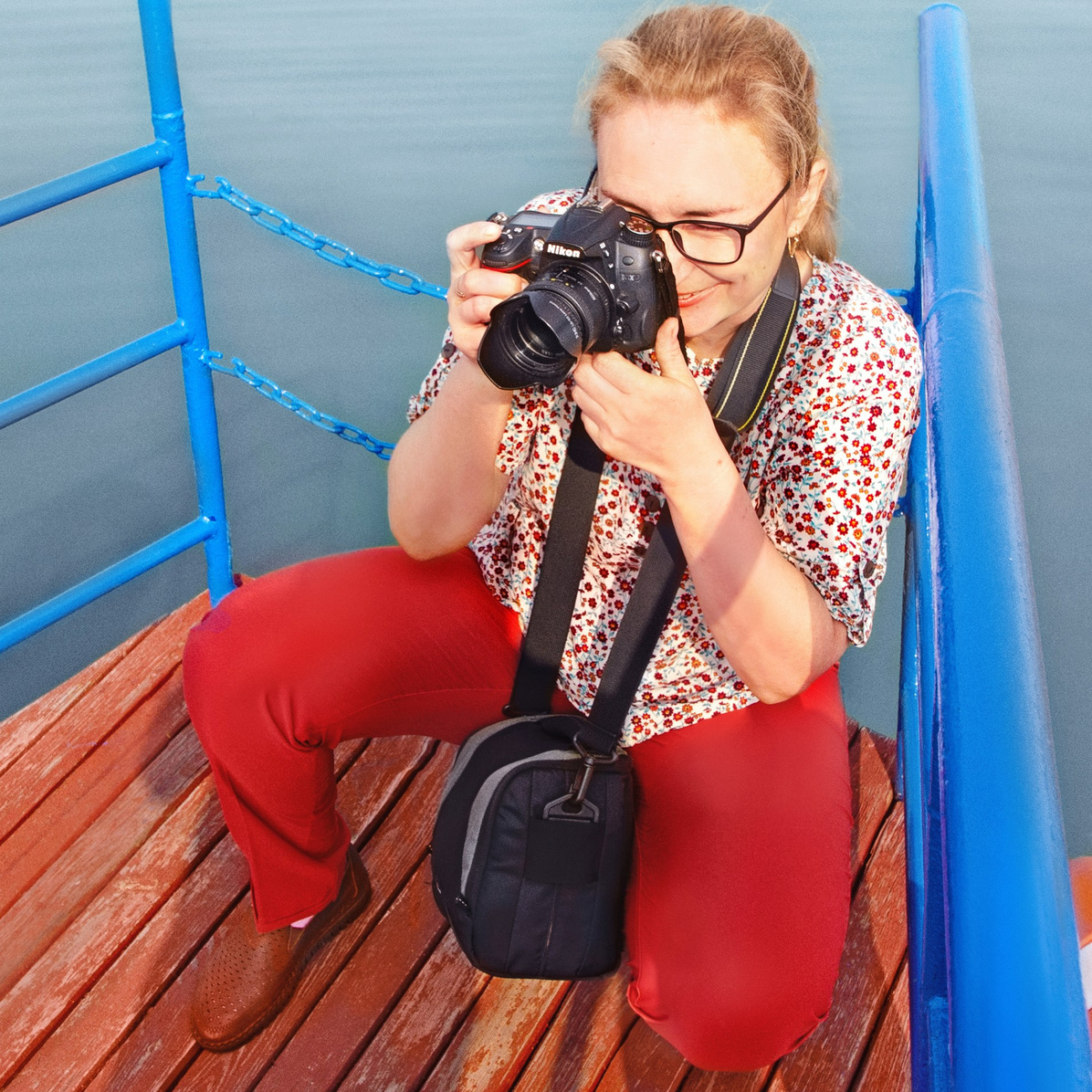 ДваФотограф Татьяна на половину лица фотоаппарат.