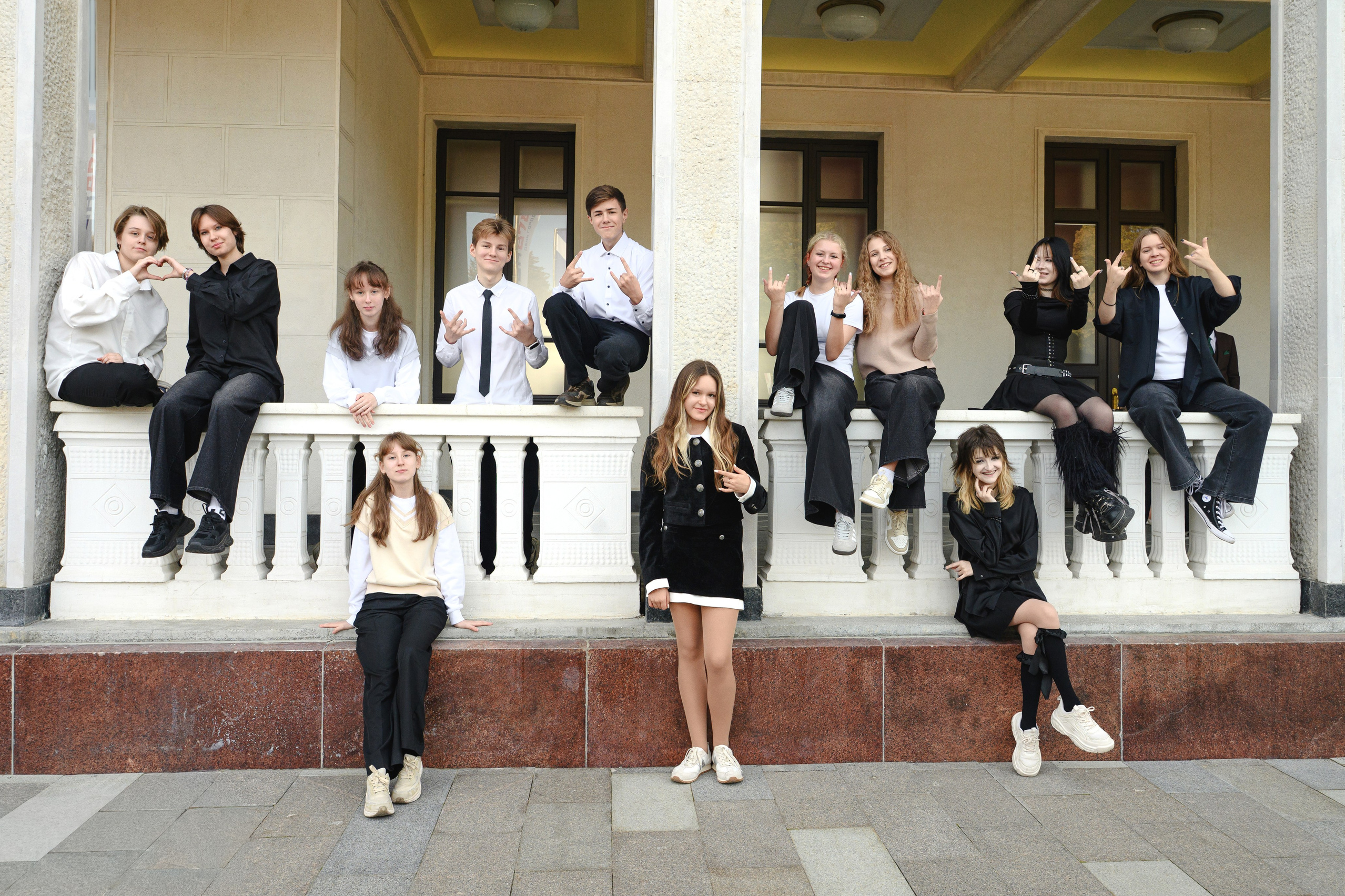 Групповое фото старшеклассников у входа на Северный речной вокзал в Москве.