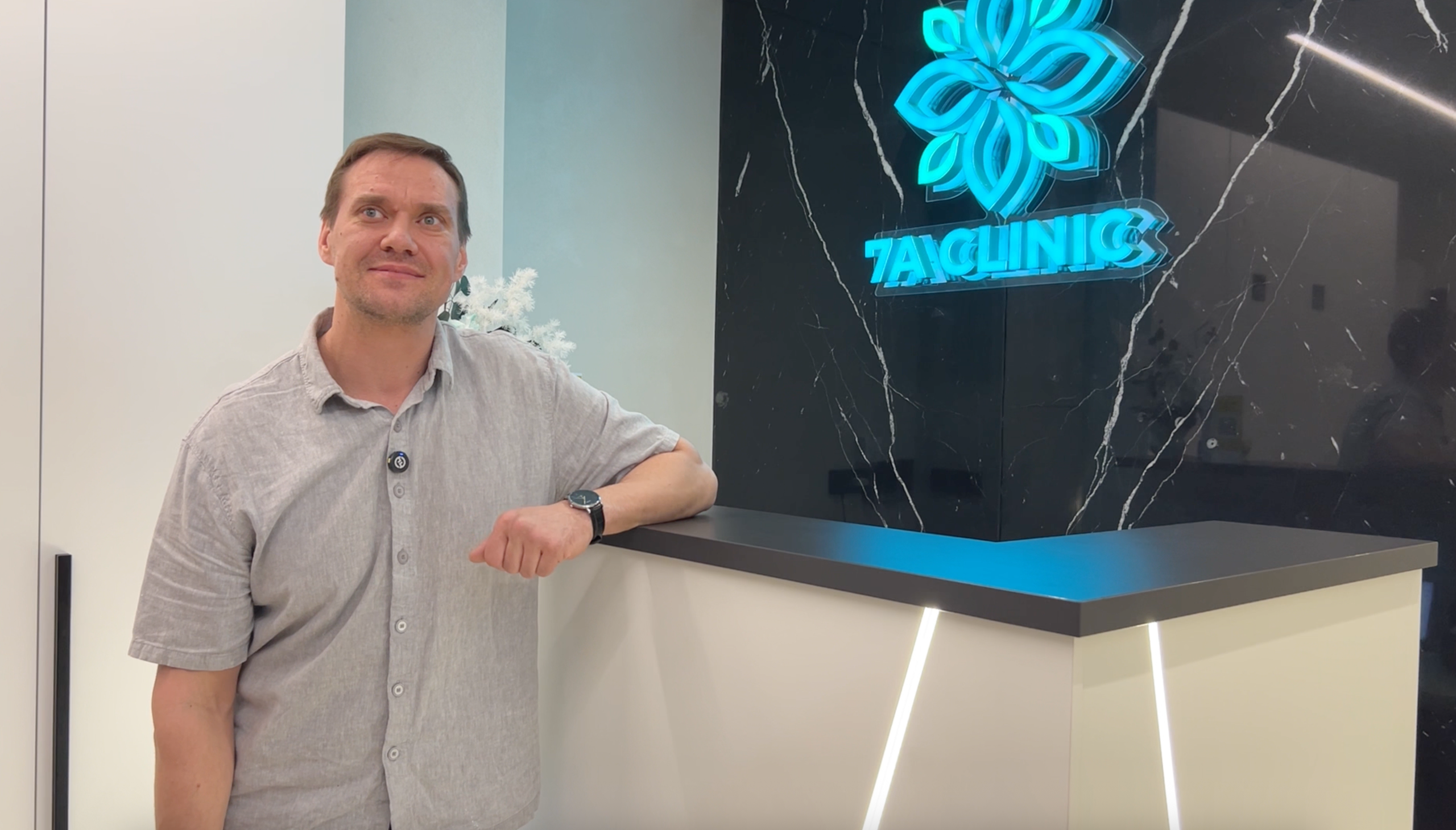 Ресепшн с подсветкой для клиники 7A CLINIC — стильный проект в Москве
