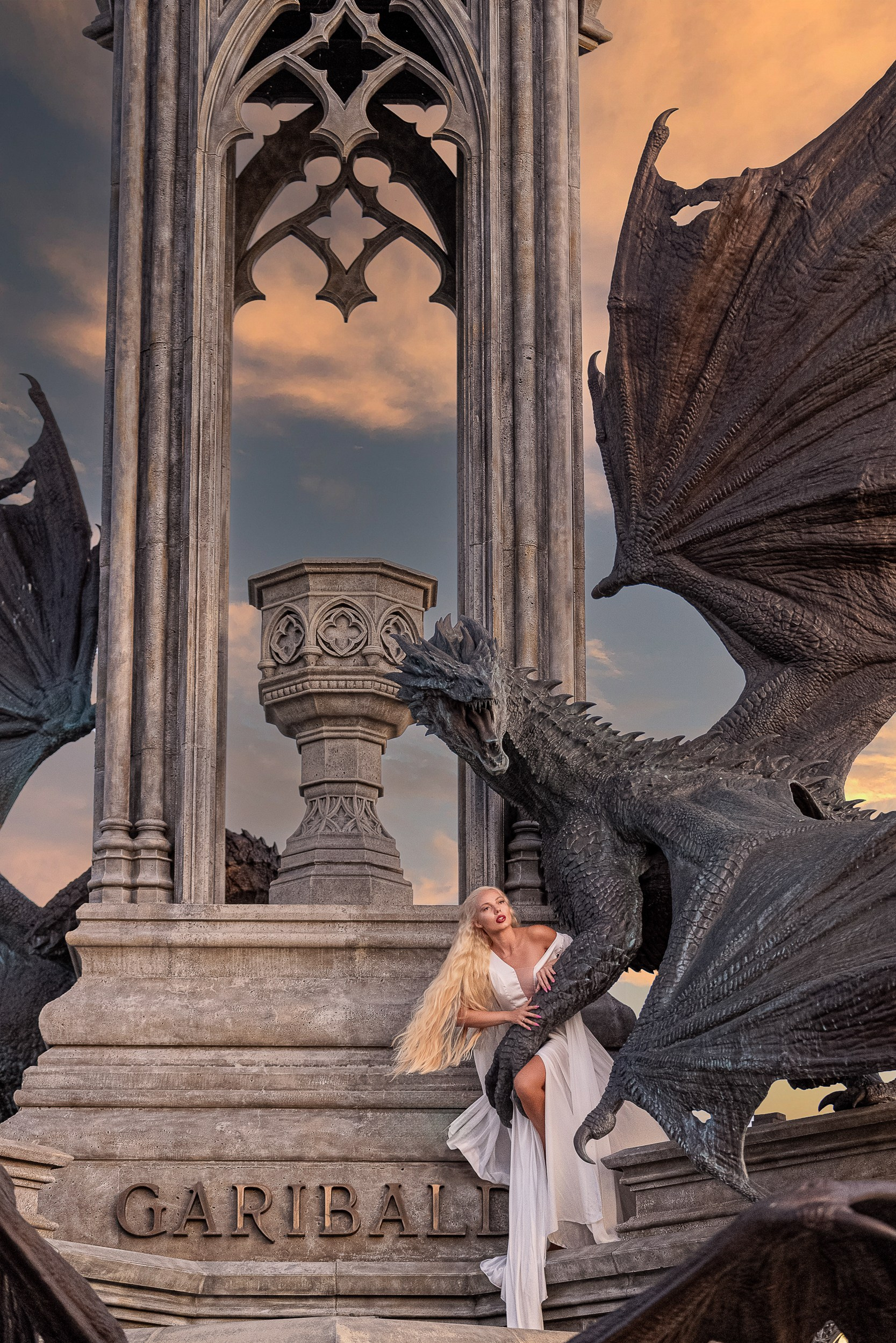 девушка в длинном белом платье у колонны с крылатым драконом на фоне неба, создающая сказочный образ для фотосессии в замке Гарибальди.